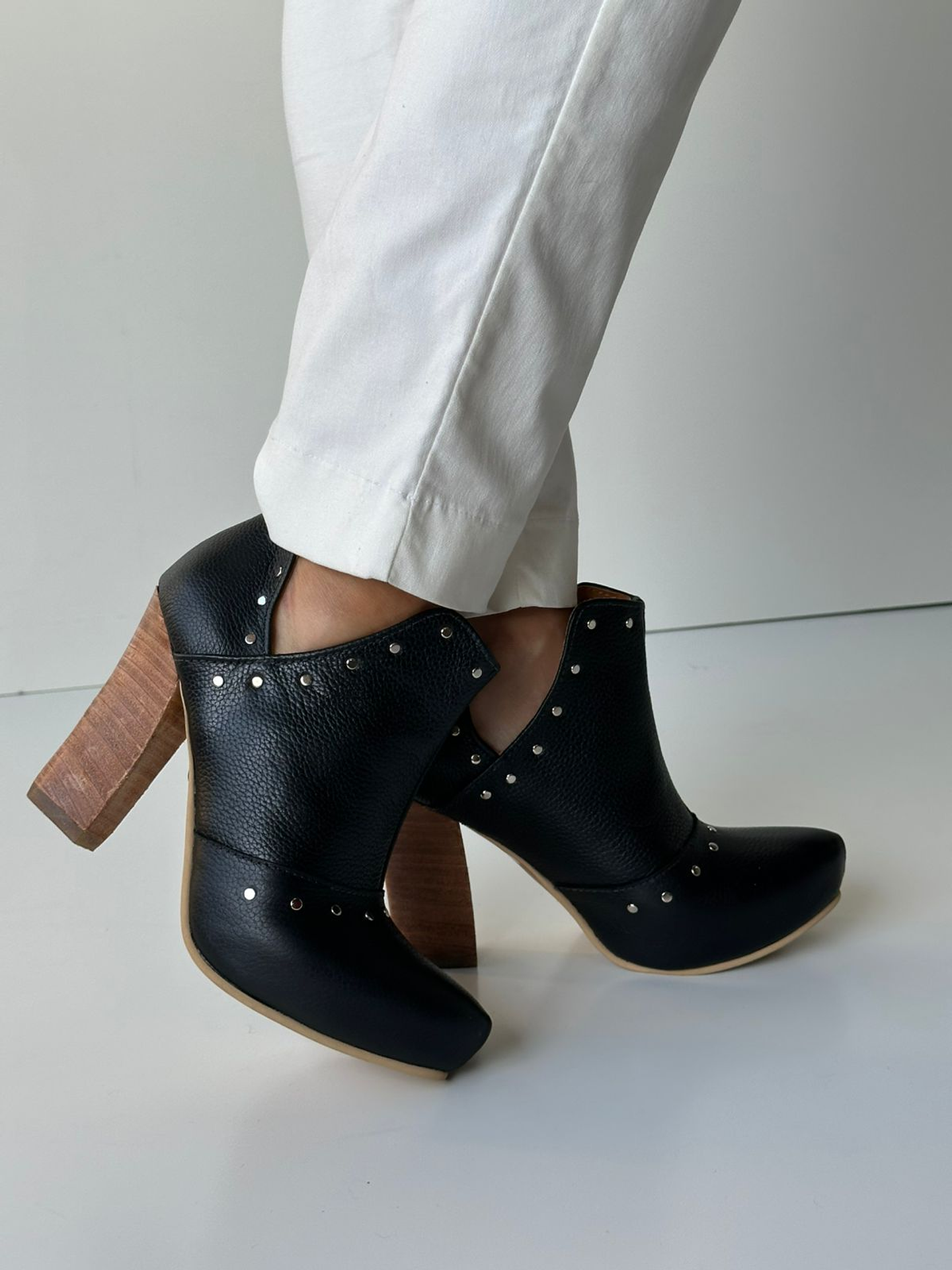 Barcelona Cuero Negro 2