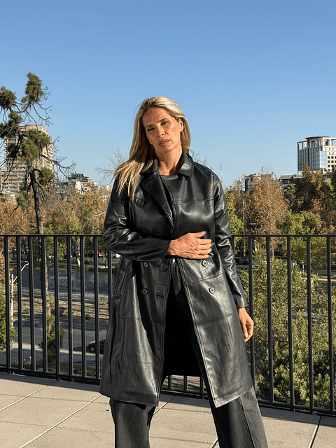 Abrigo ecocuero negro