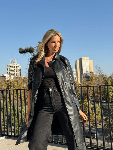 Abrigo ecocuero negro