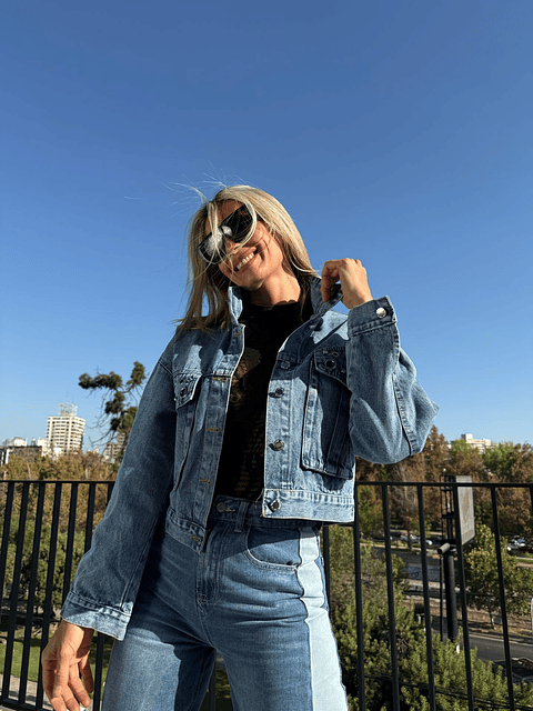 Chaqueta jeans ojetillos