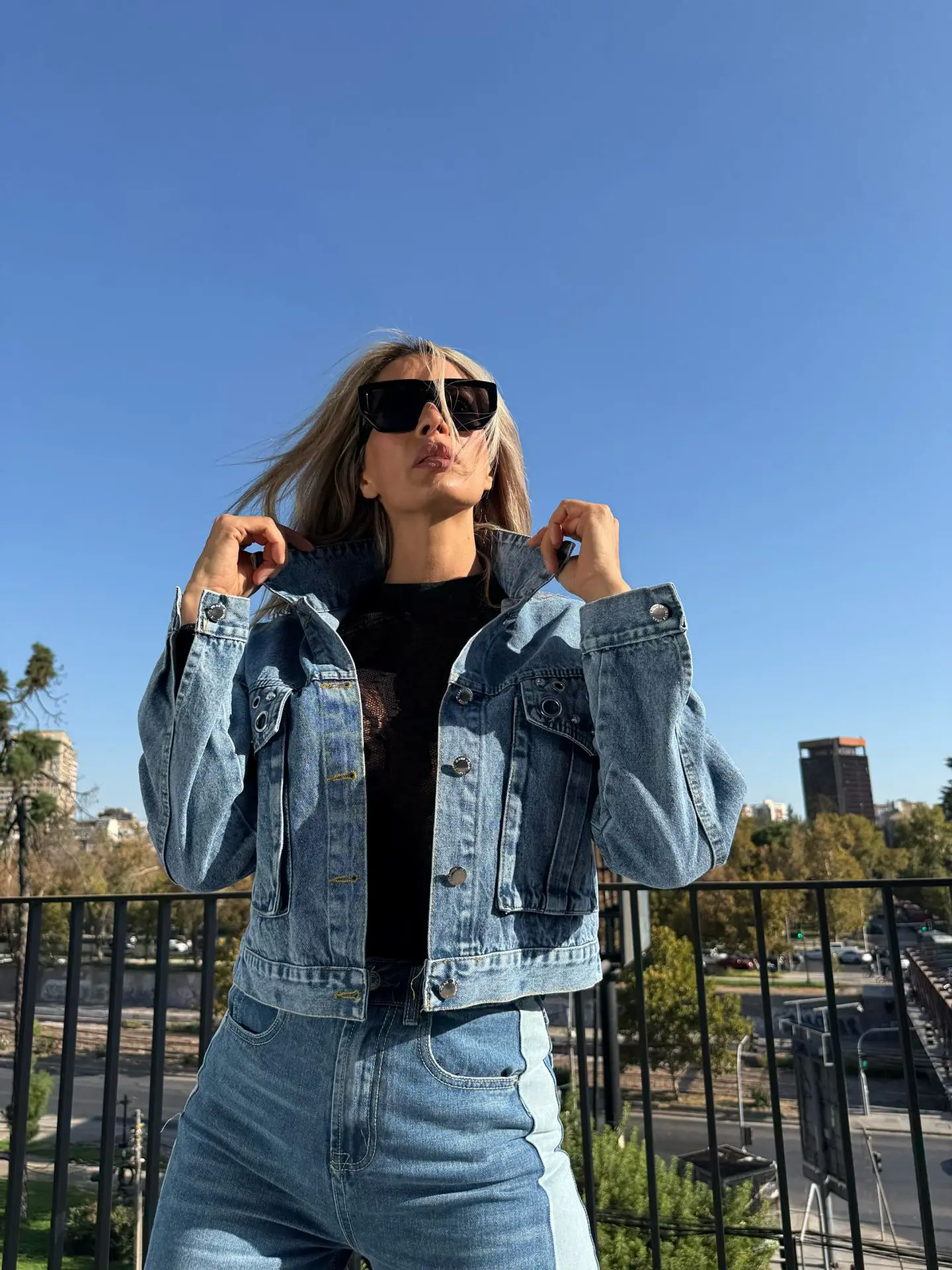 Chaqueta jeans ojetillos 4