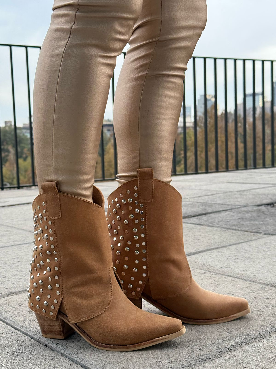 Ayleen camel tachas  2