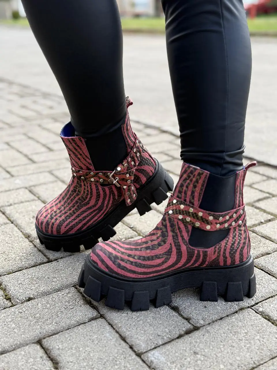 Botin Amanda cebra burdeos 1
