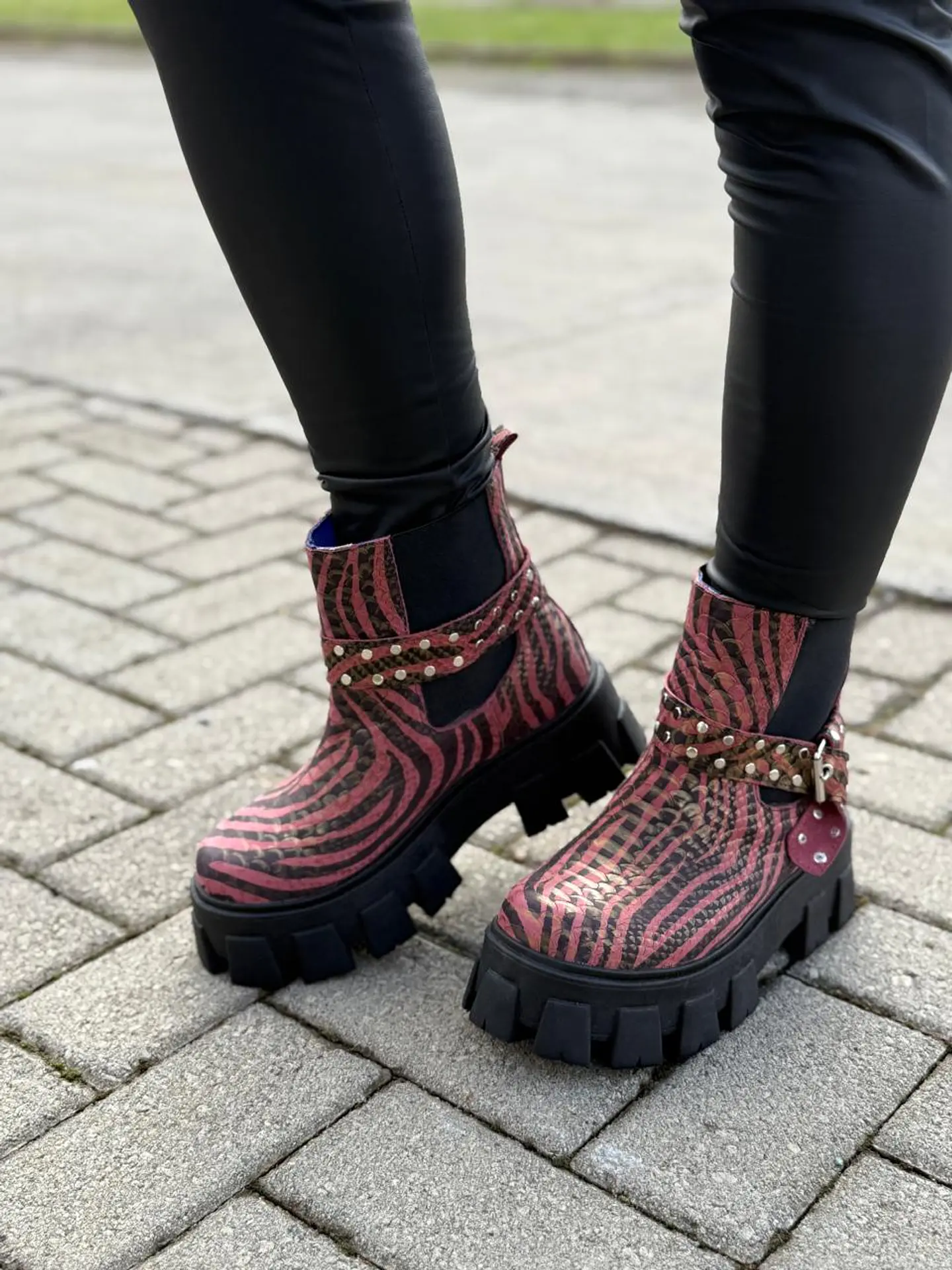 Botin Amanda cebra burdeos 3