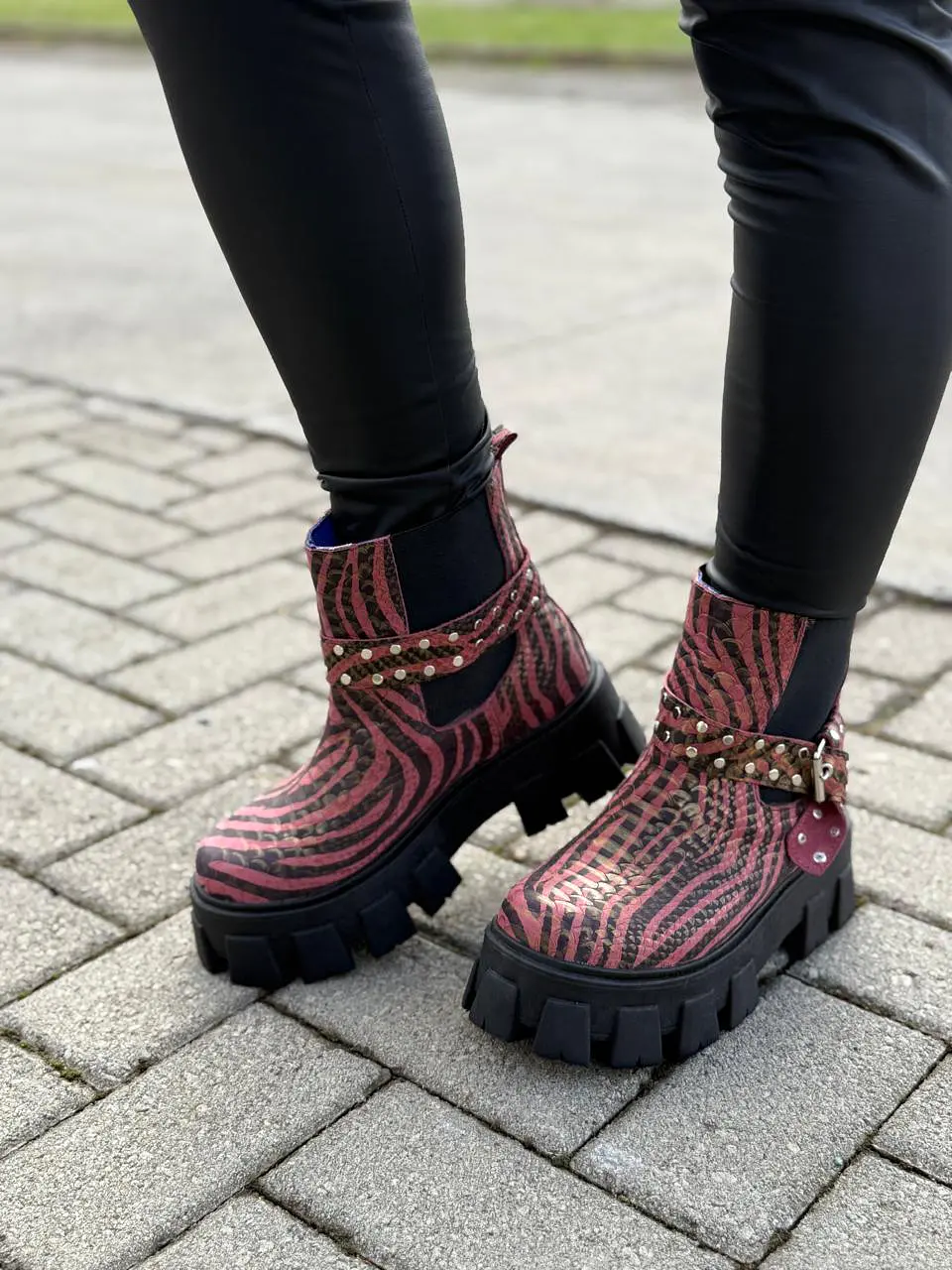 Botin Amanda cebra burdeos 3