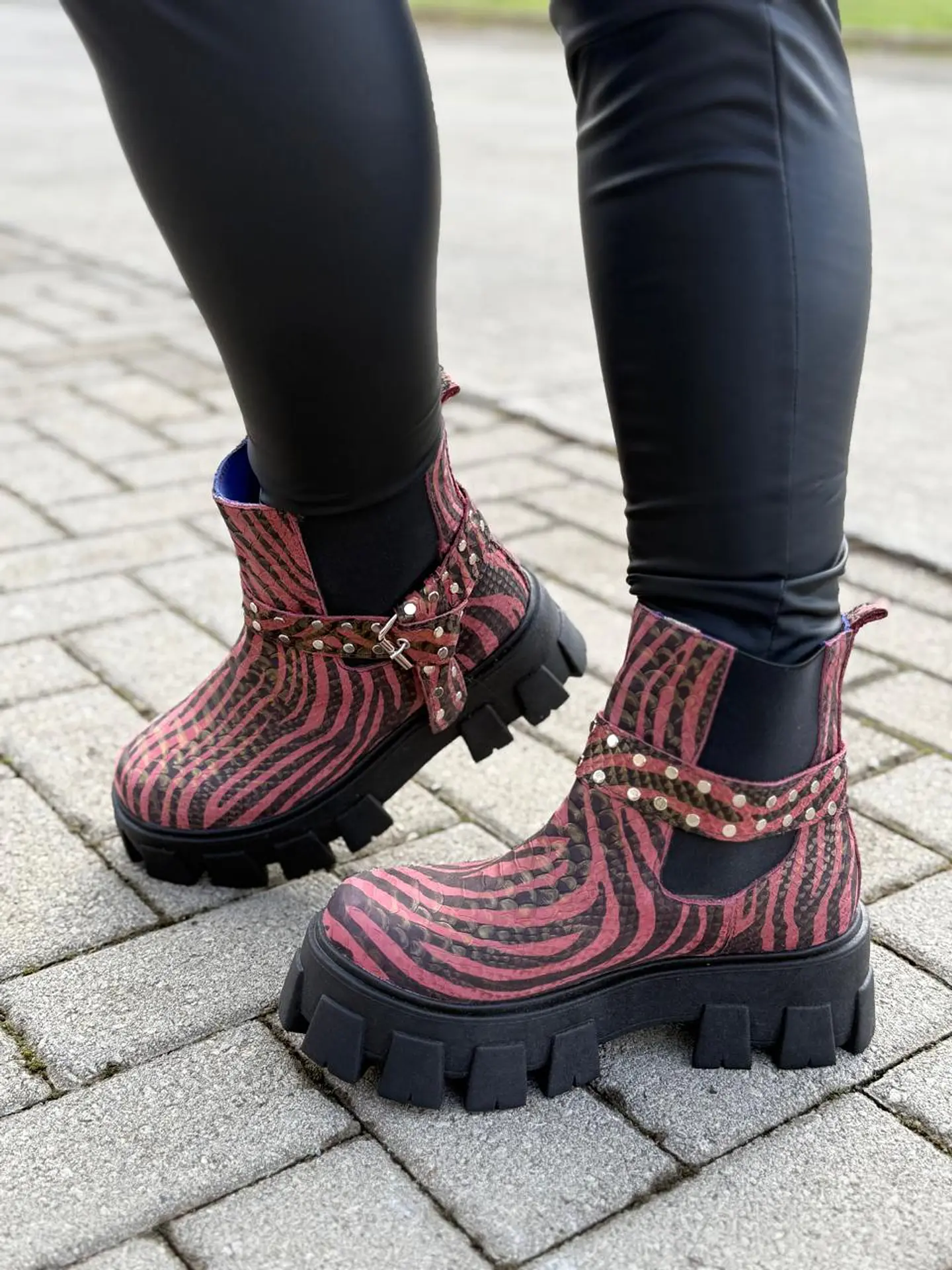 Botin Amanda cebra burdeos 4