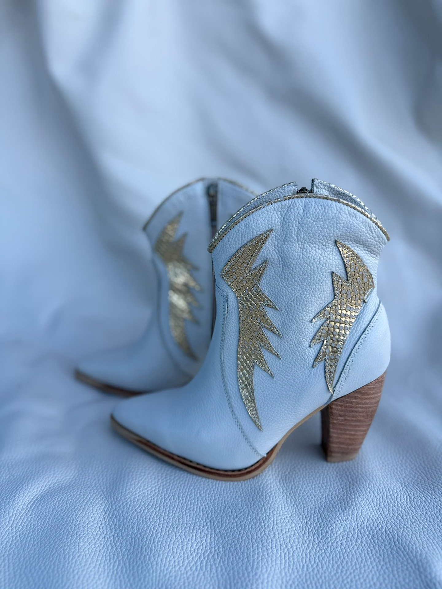 Paula Blanco /Alas croco dorado 2