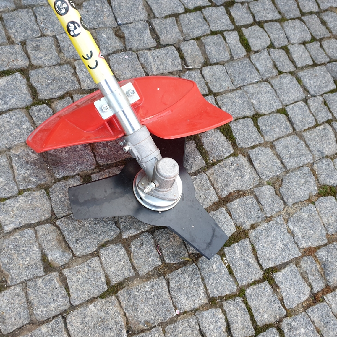 Roçadora com Rodas  52cc Bricofer  2