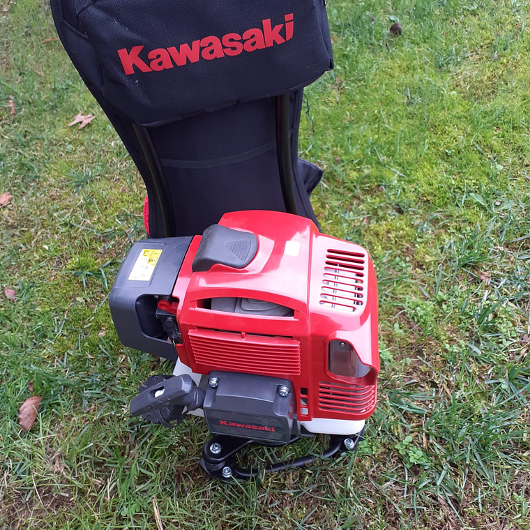 Roçadora Kawasaki TJ45 Flexível Costas Altas 3