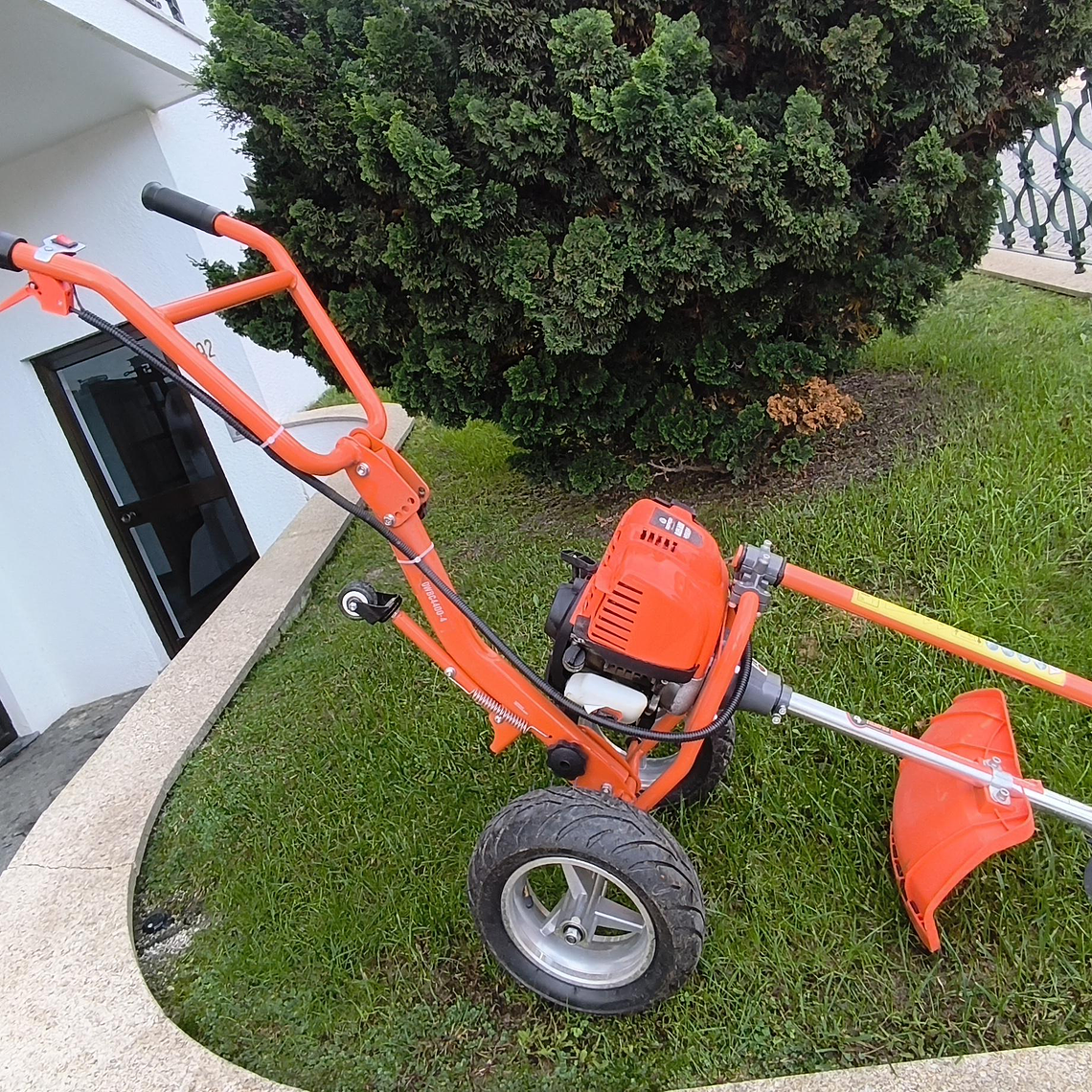 Roçadora Com Rodas Daewoo 4T 35,8cc  Usada 4