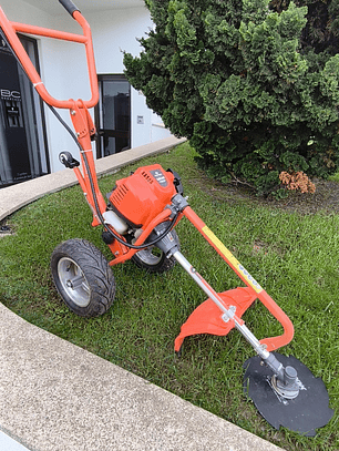 Roçadora Com Rodas Daewoo 4T 35,8cc  Usada