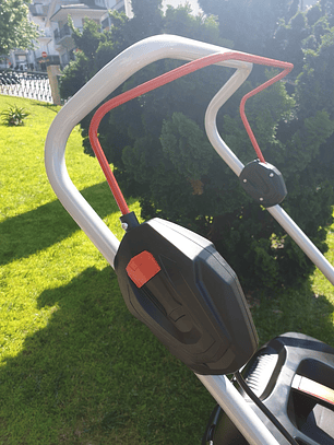 Corta Relva Bateria Oleo-Mac Kit C/Carregador e Bateria Incluída