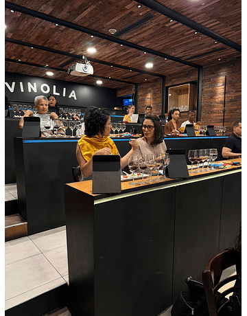 Cata de Vinos & Colorimetría: Una Experiencia para los Sentidos 