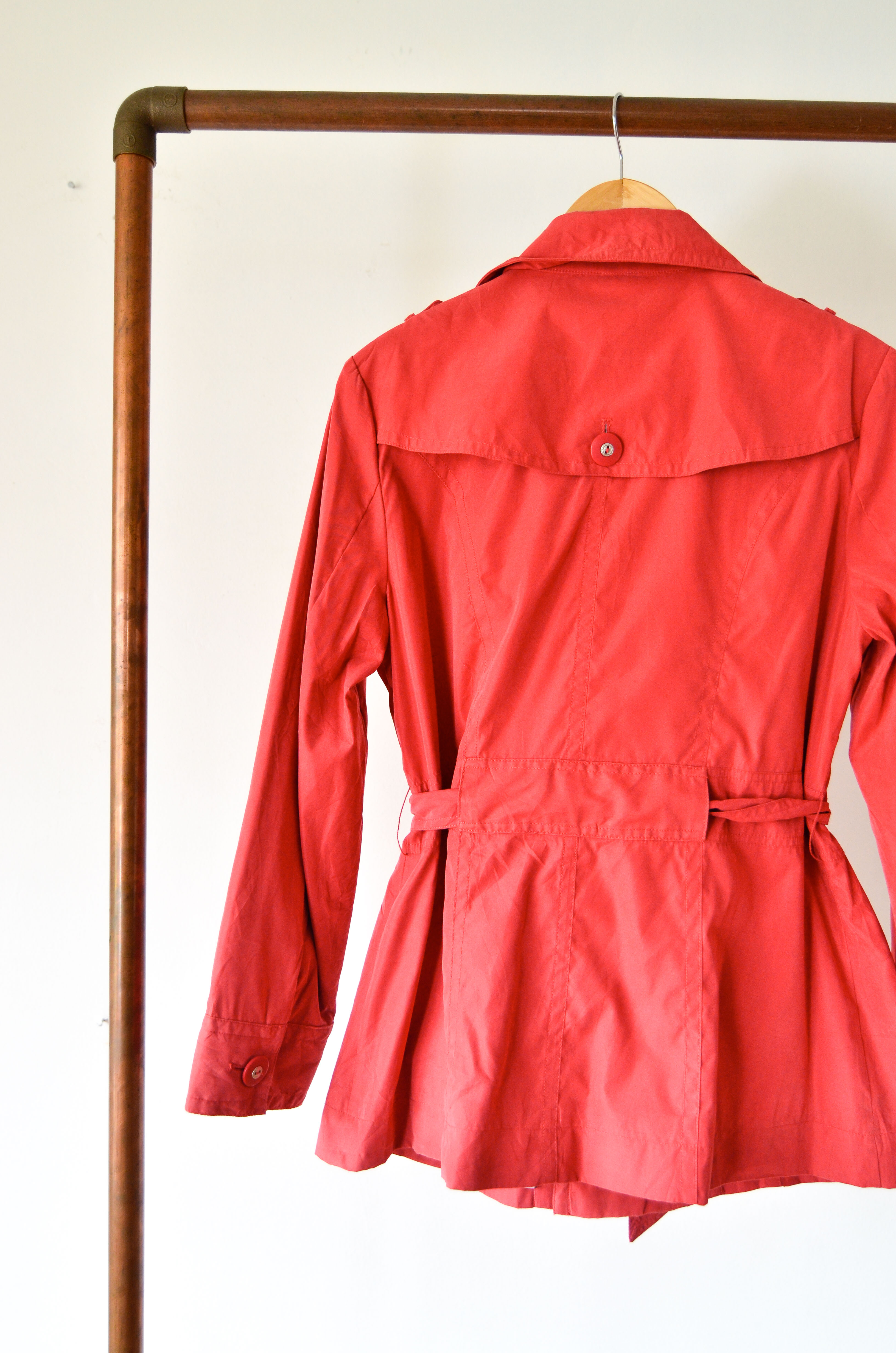 Chaqueta trench coral impermeable