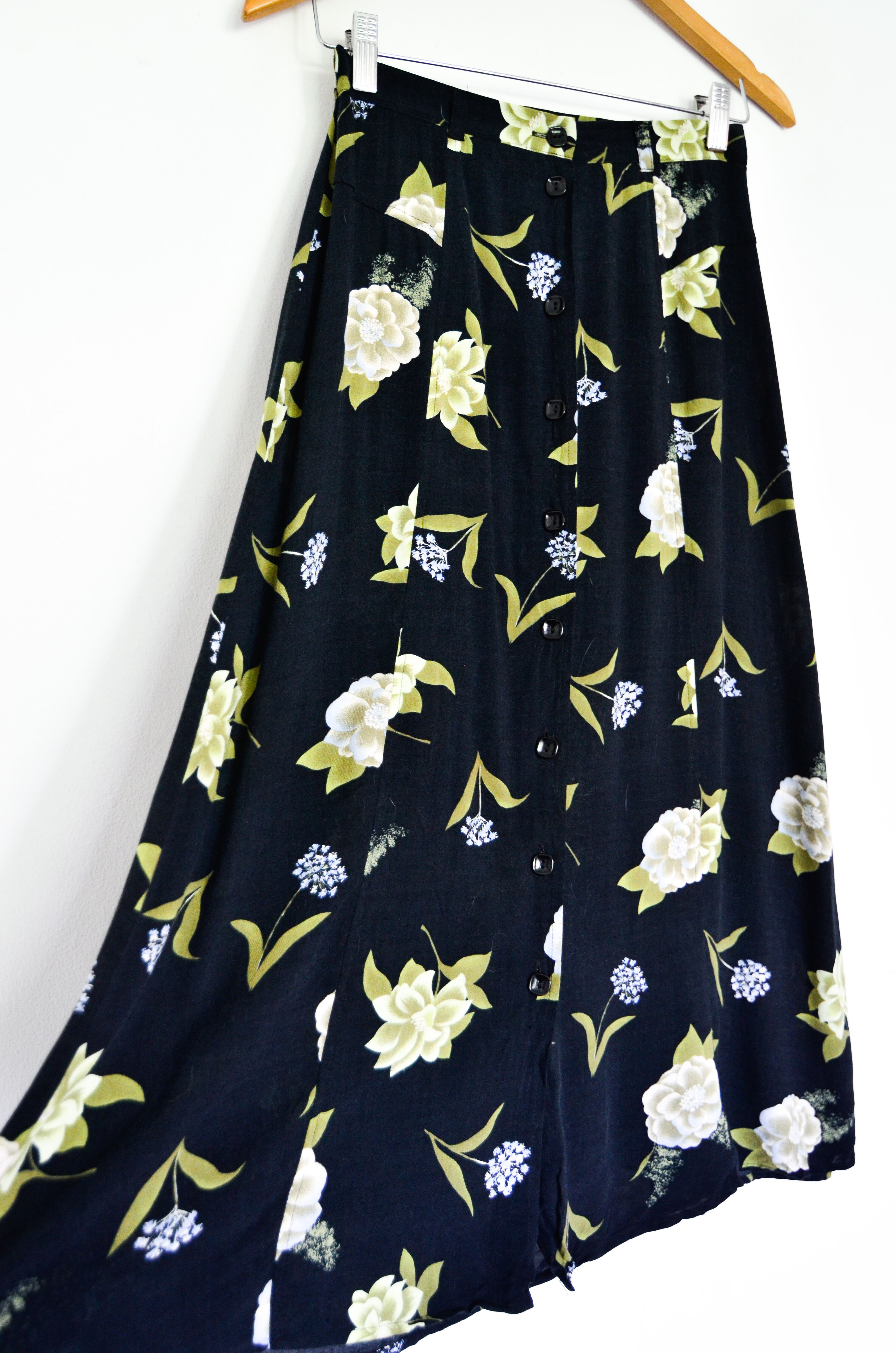 Maxi falda negra floral botones