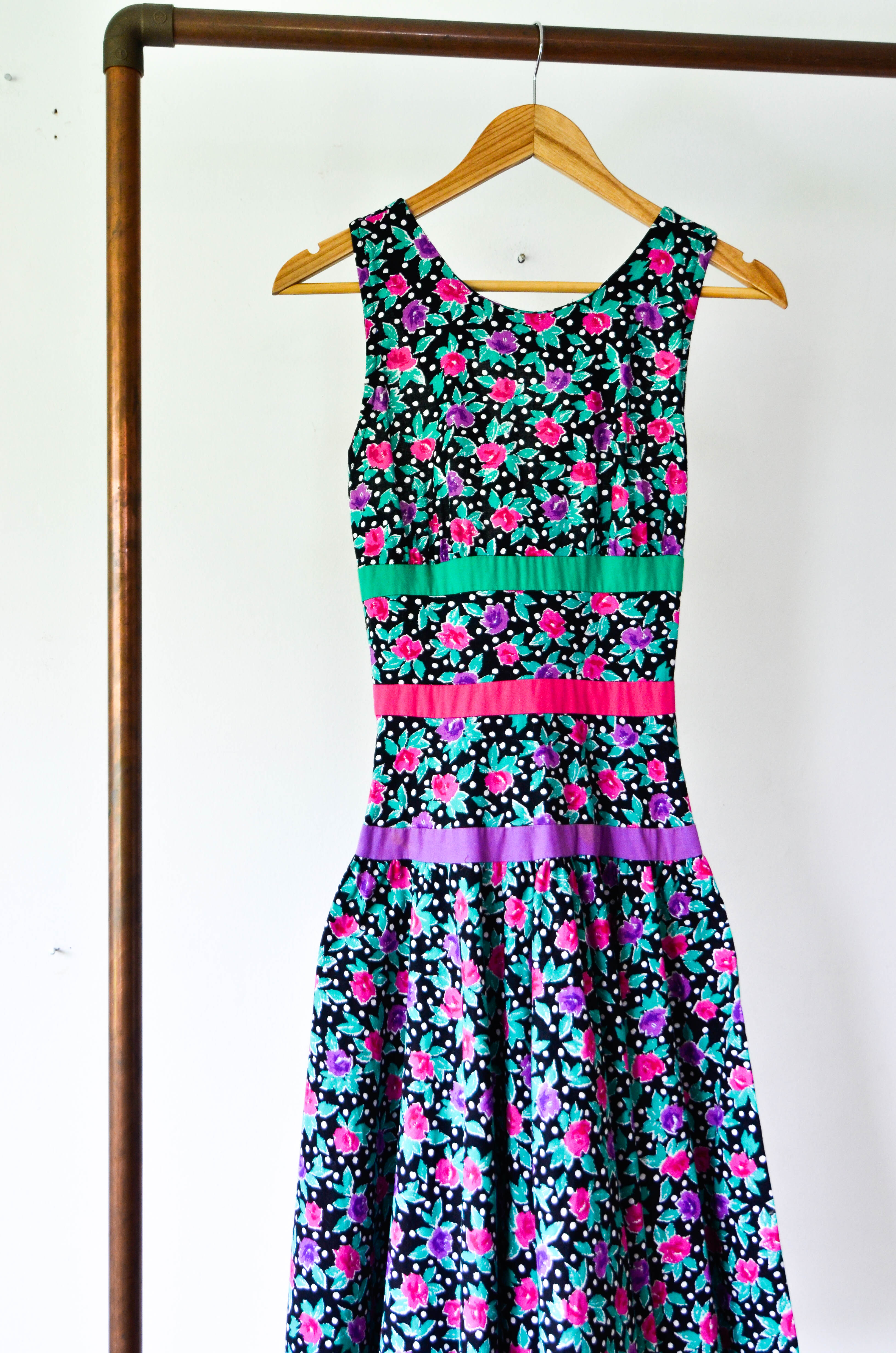 Vestido negro floral dots