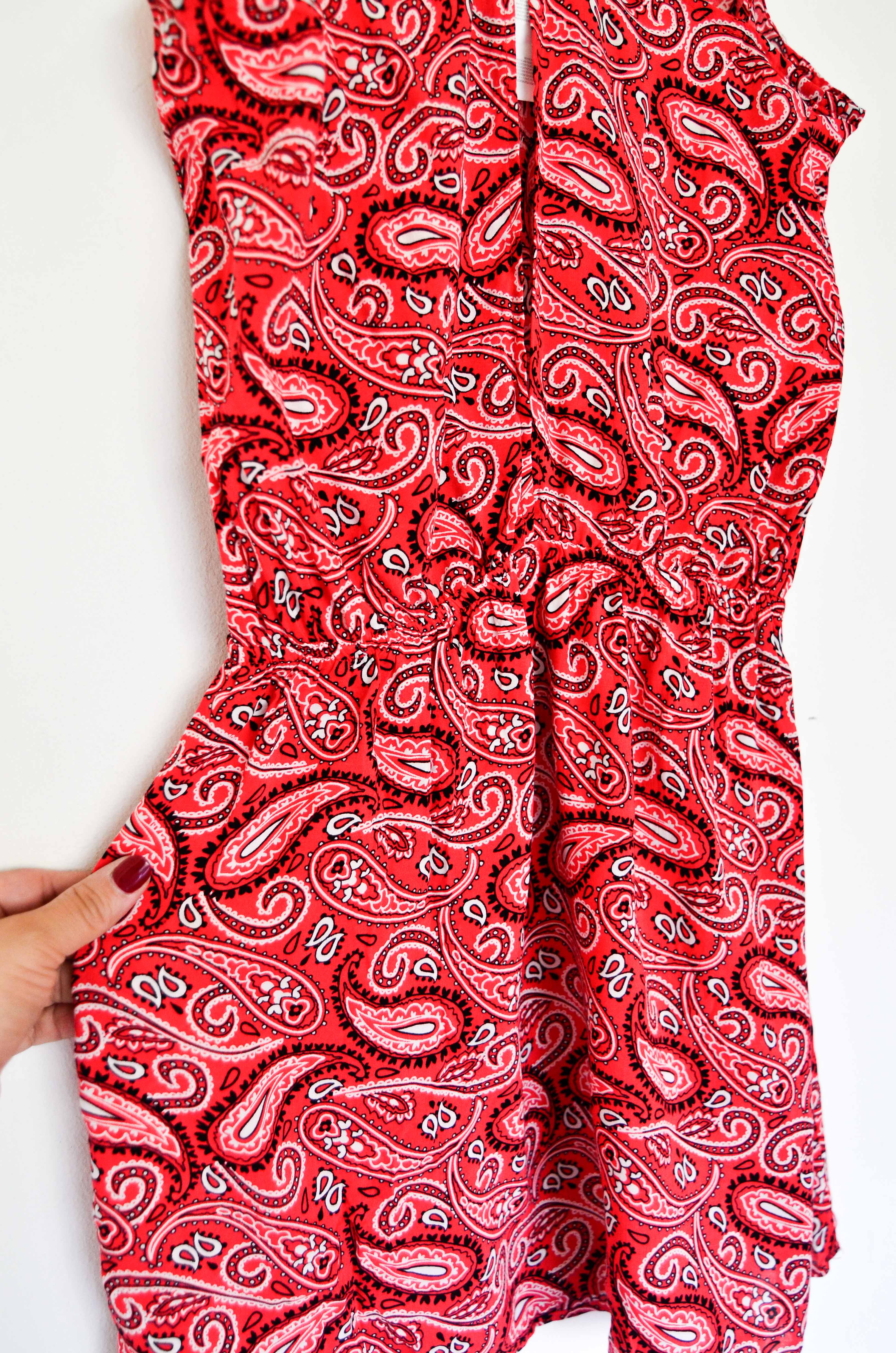 Vestido rojo paisley