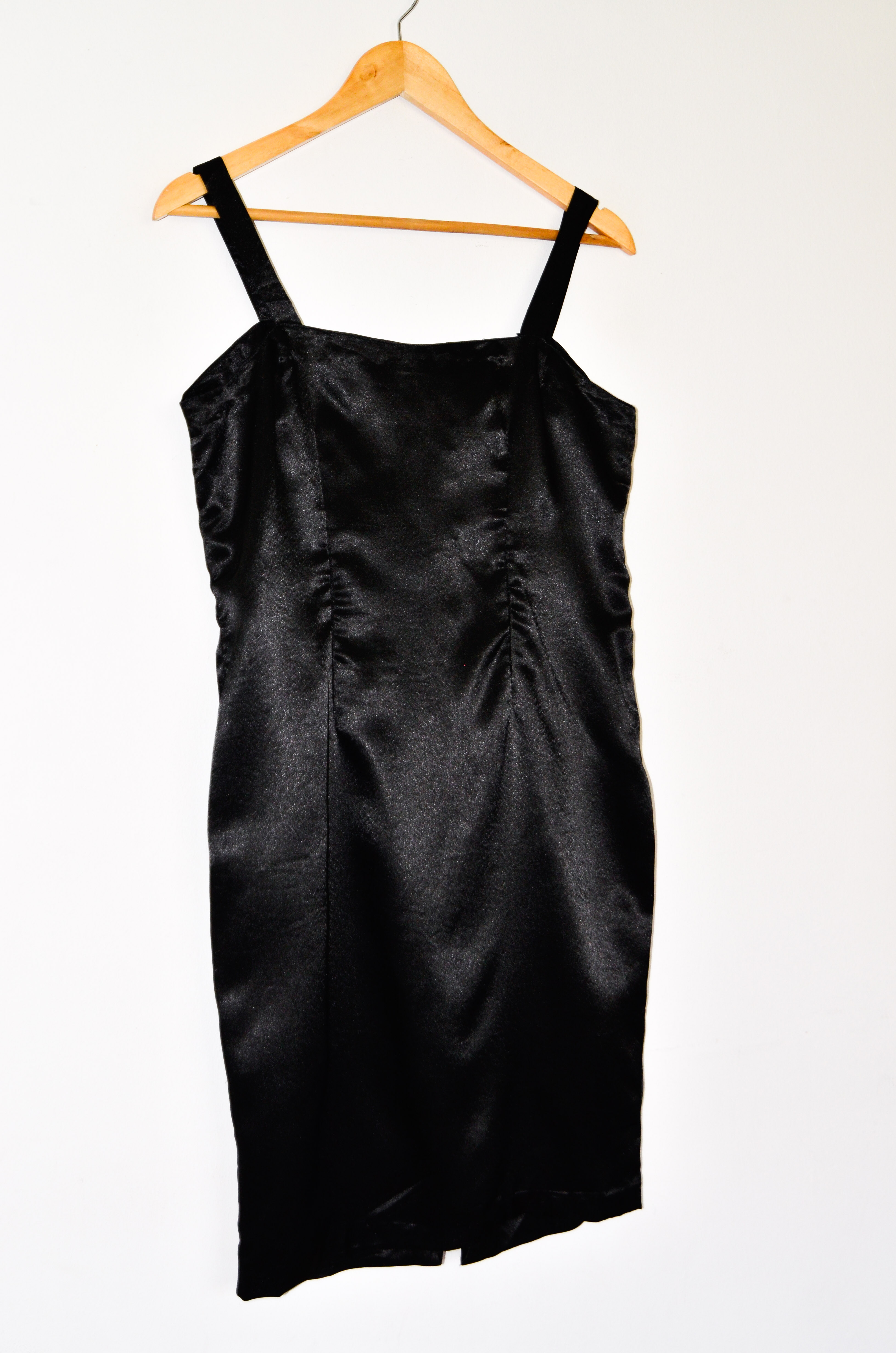 Vestido negro satín glam