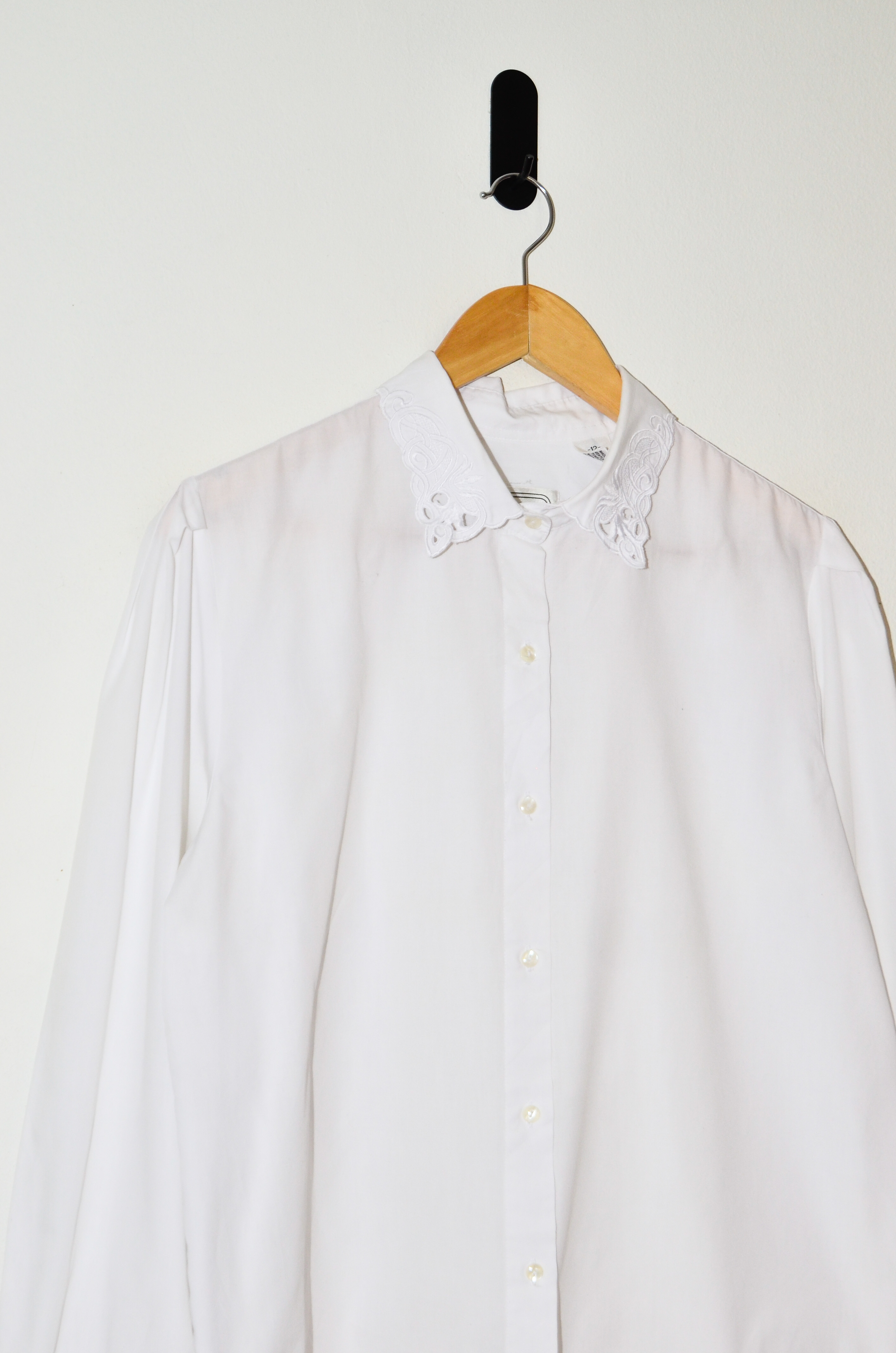 Blusa blanca cuellito bordado