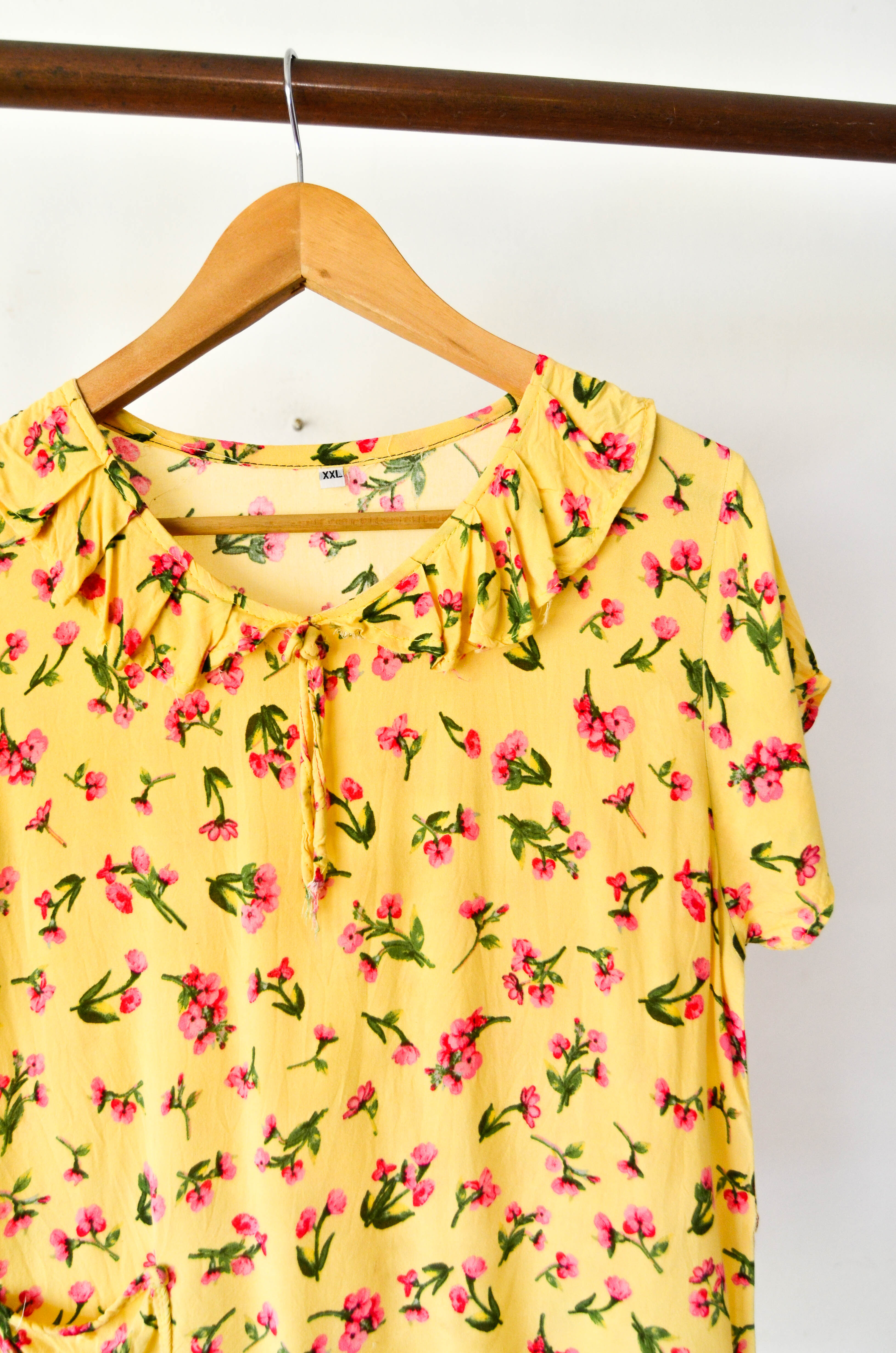 Blusa amarilla floral cuellito