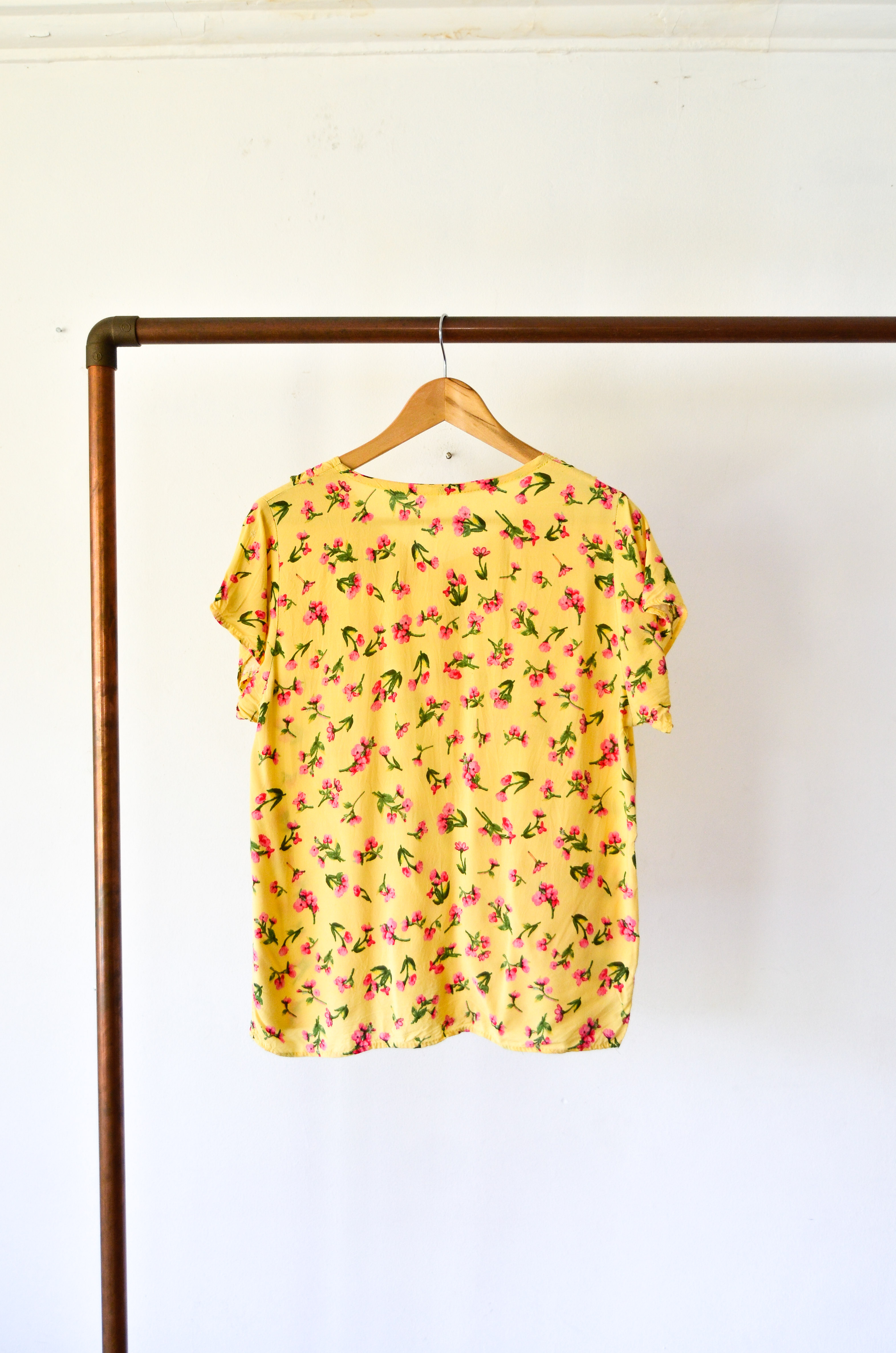 Blusa amarilla floral cuellito