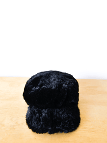 Gorra negra furry