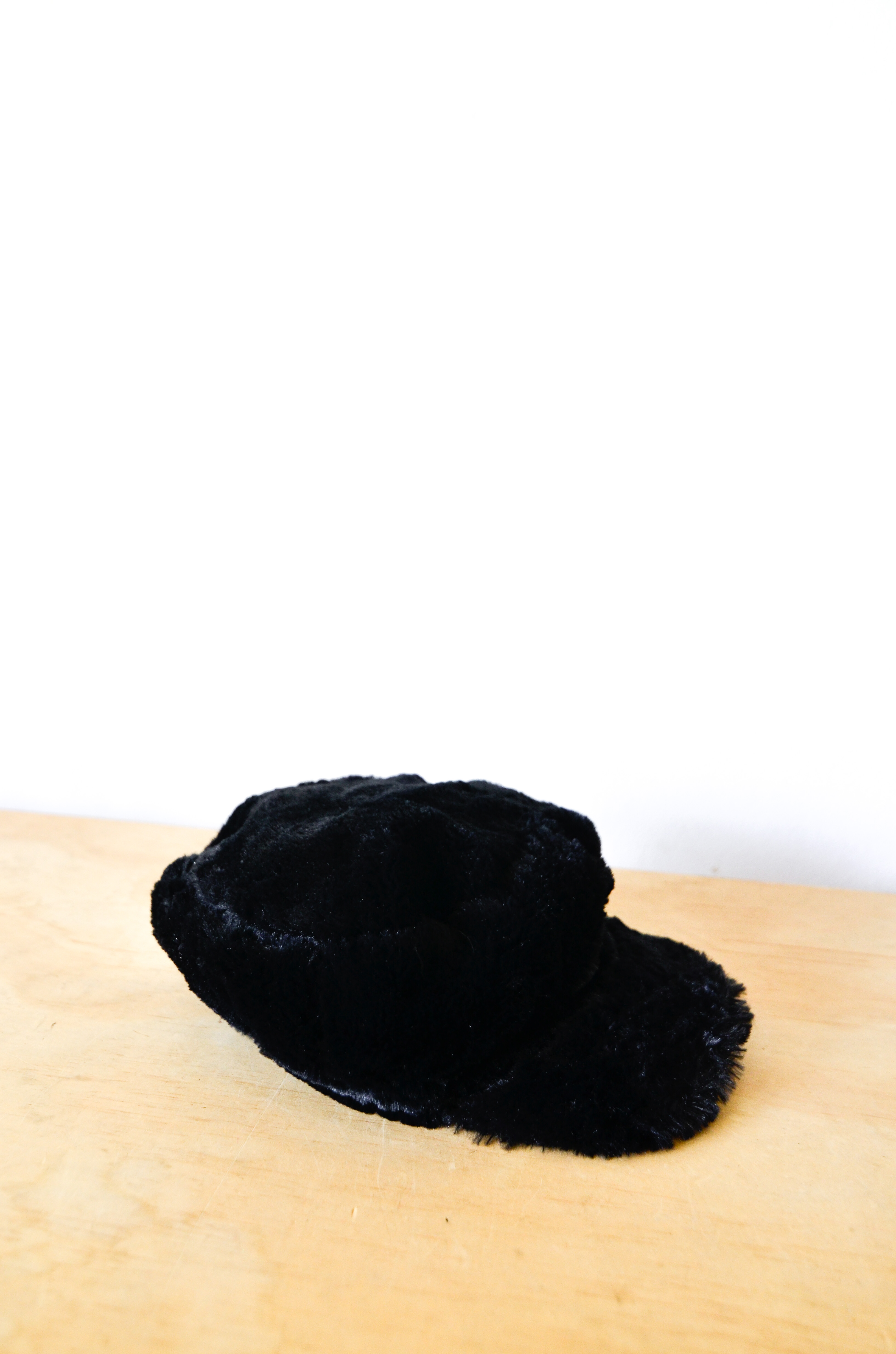 Gorra negra furry