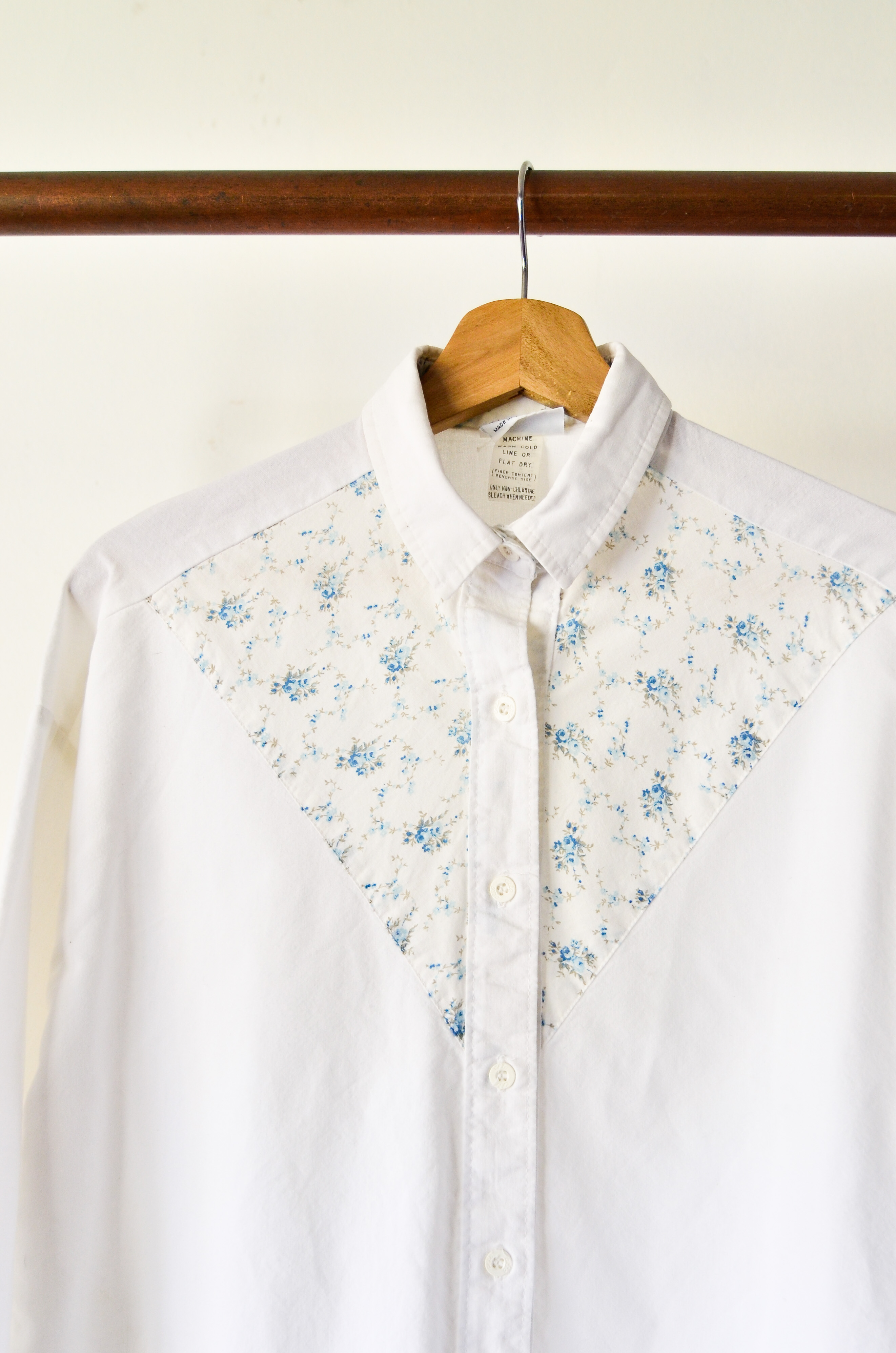 Camisa blanca vintage floral