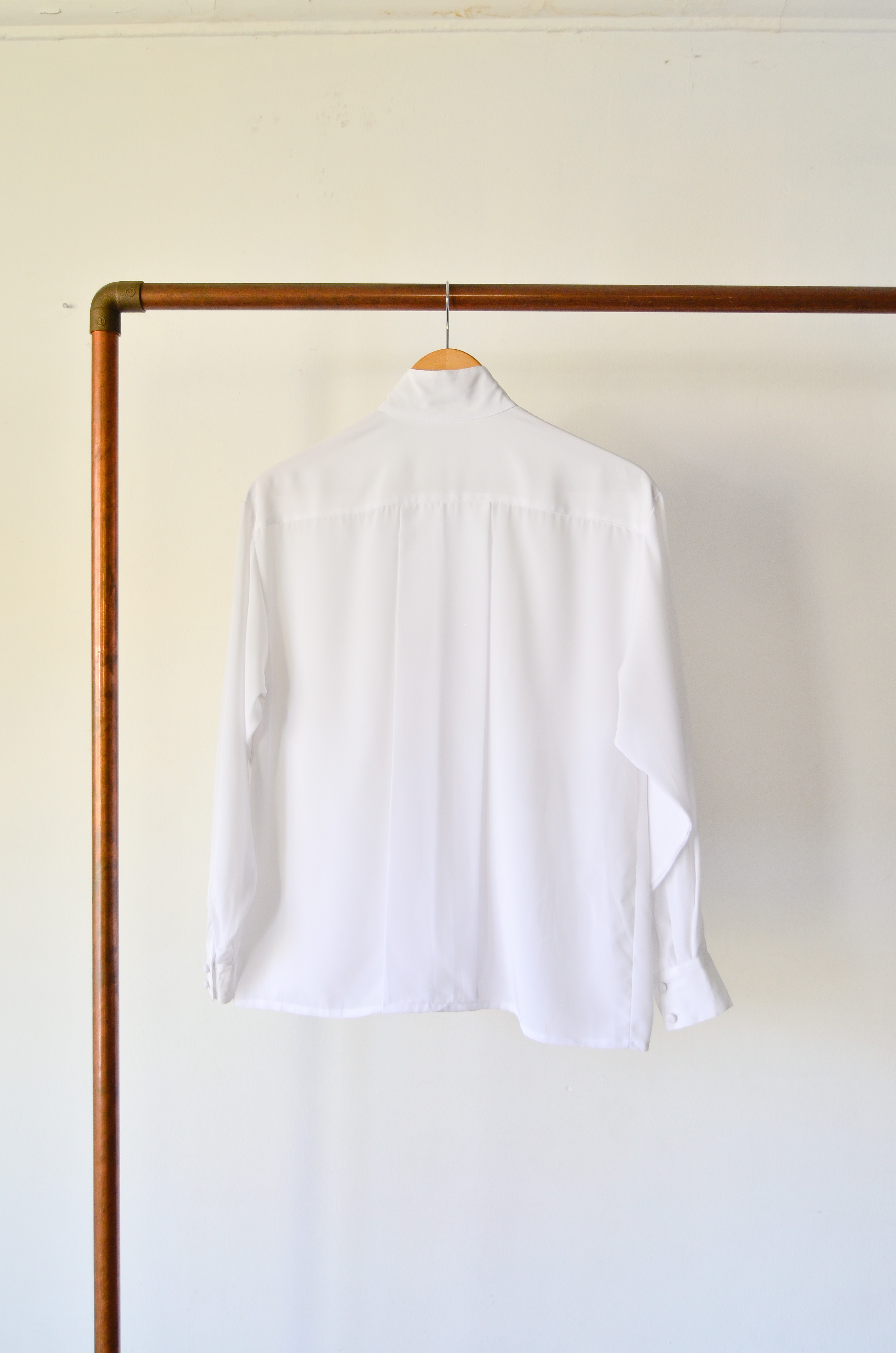 Blusa blanca plisada art deco