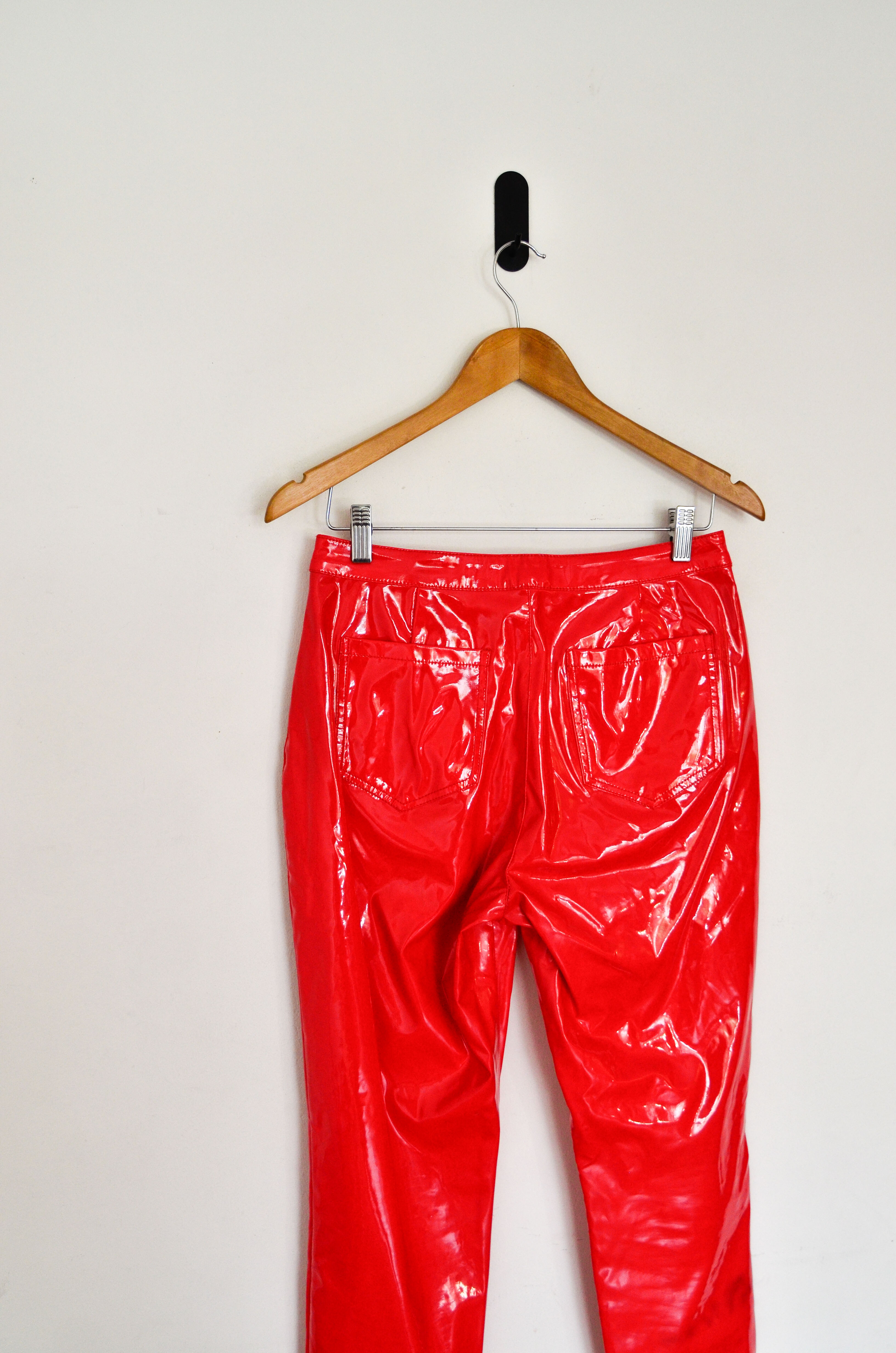Pantalón rojo charol