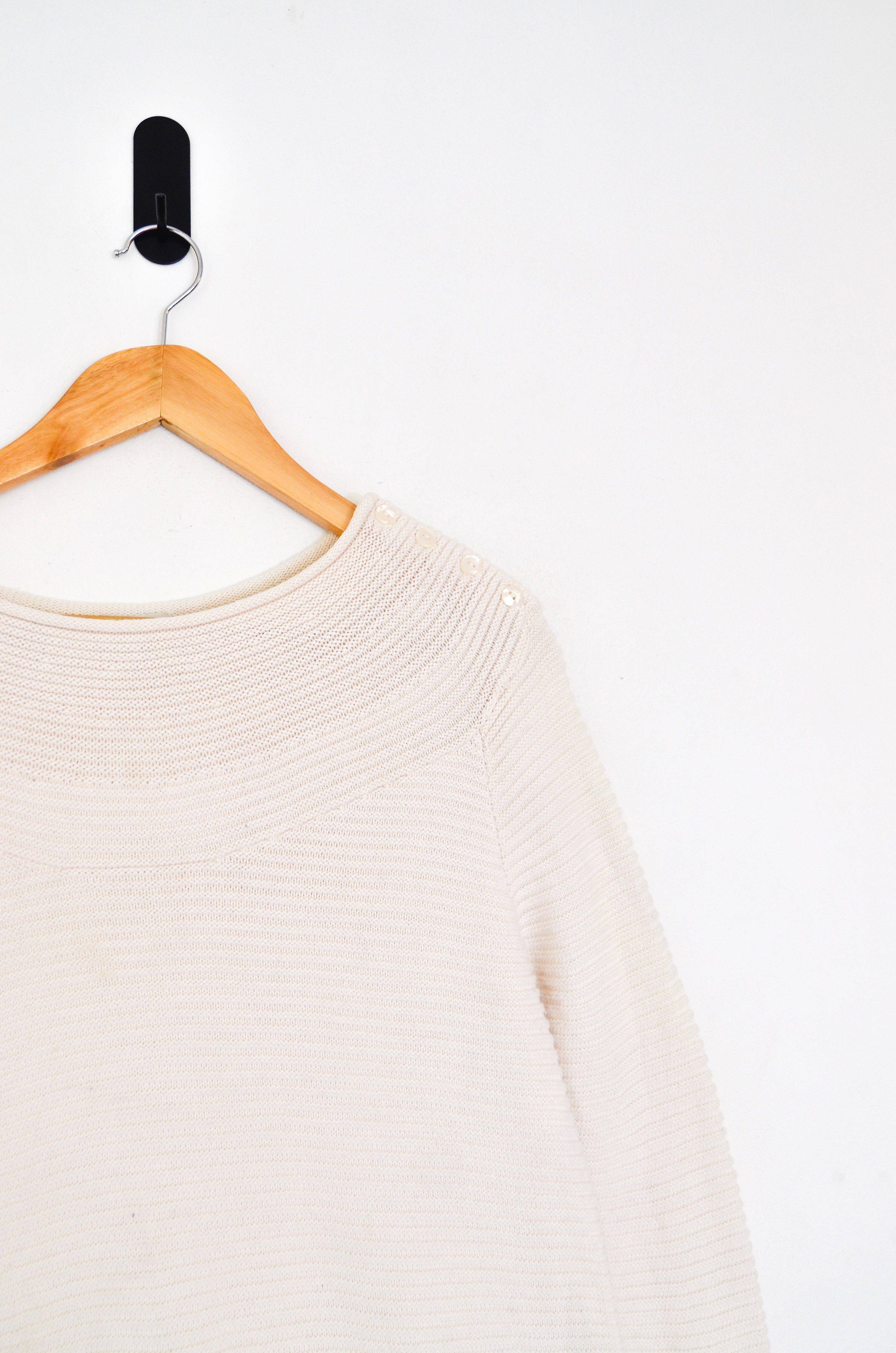 Sweater marfil acanalado