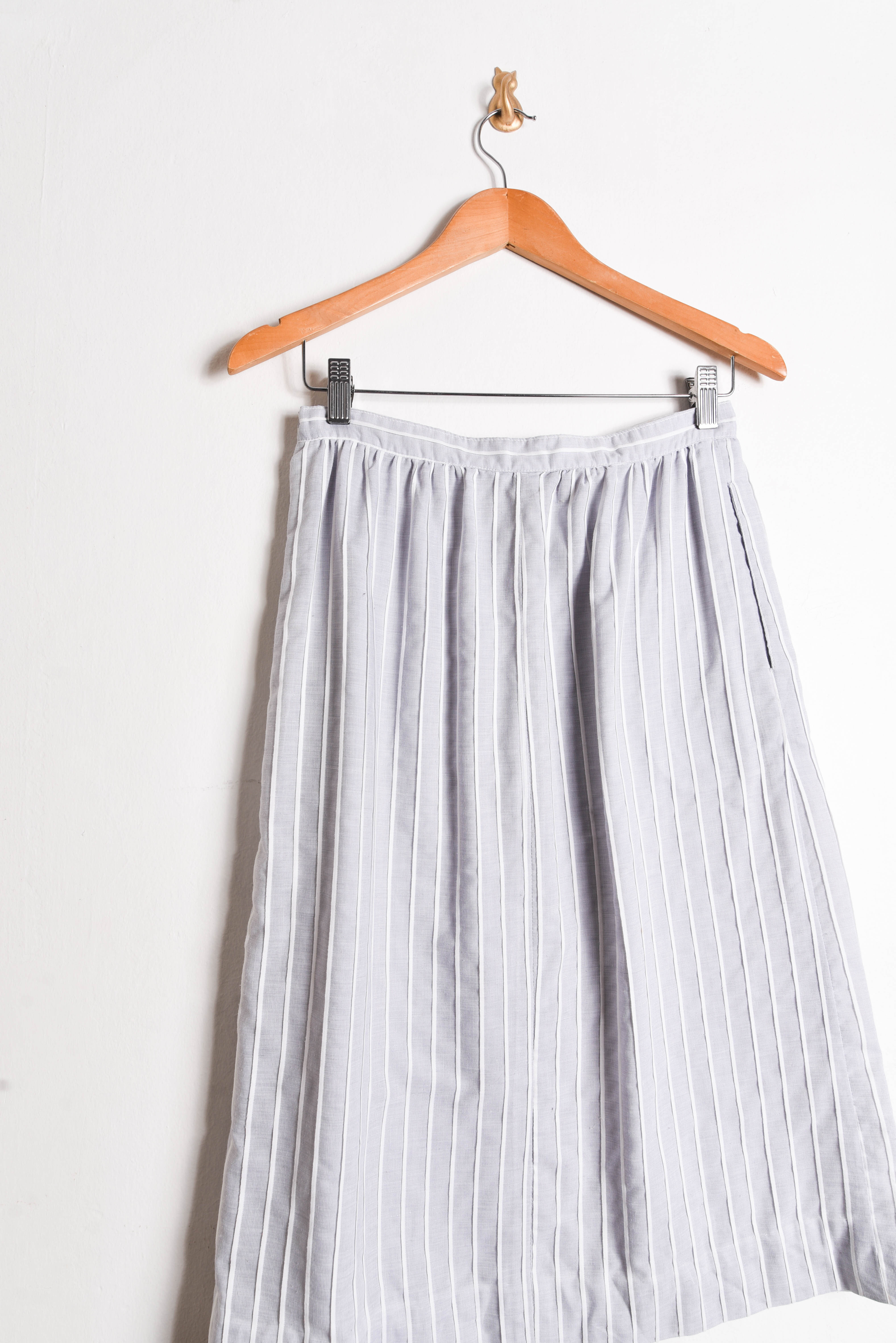 Falda midi rayada gris