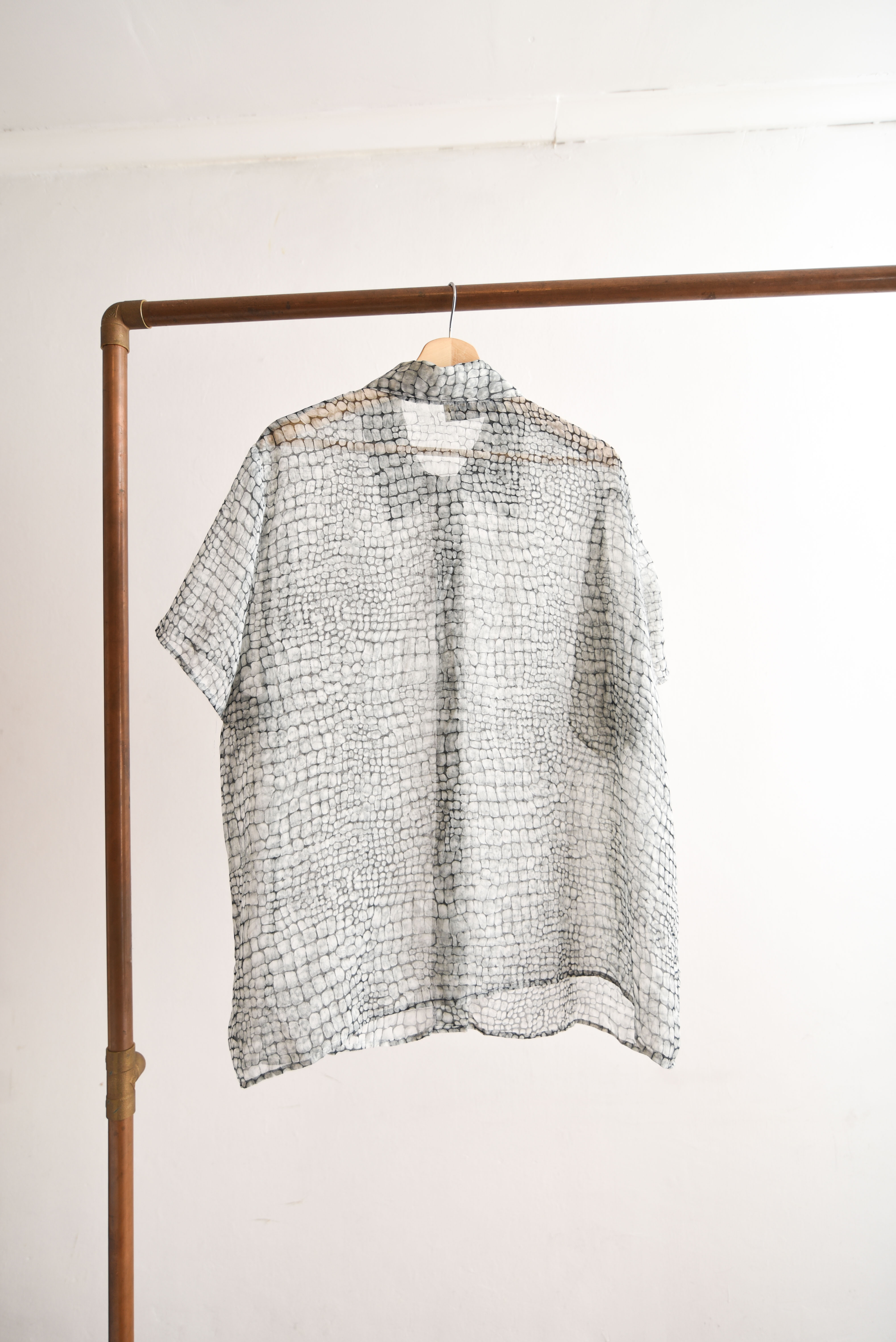 Camisa print gris transparencia