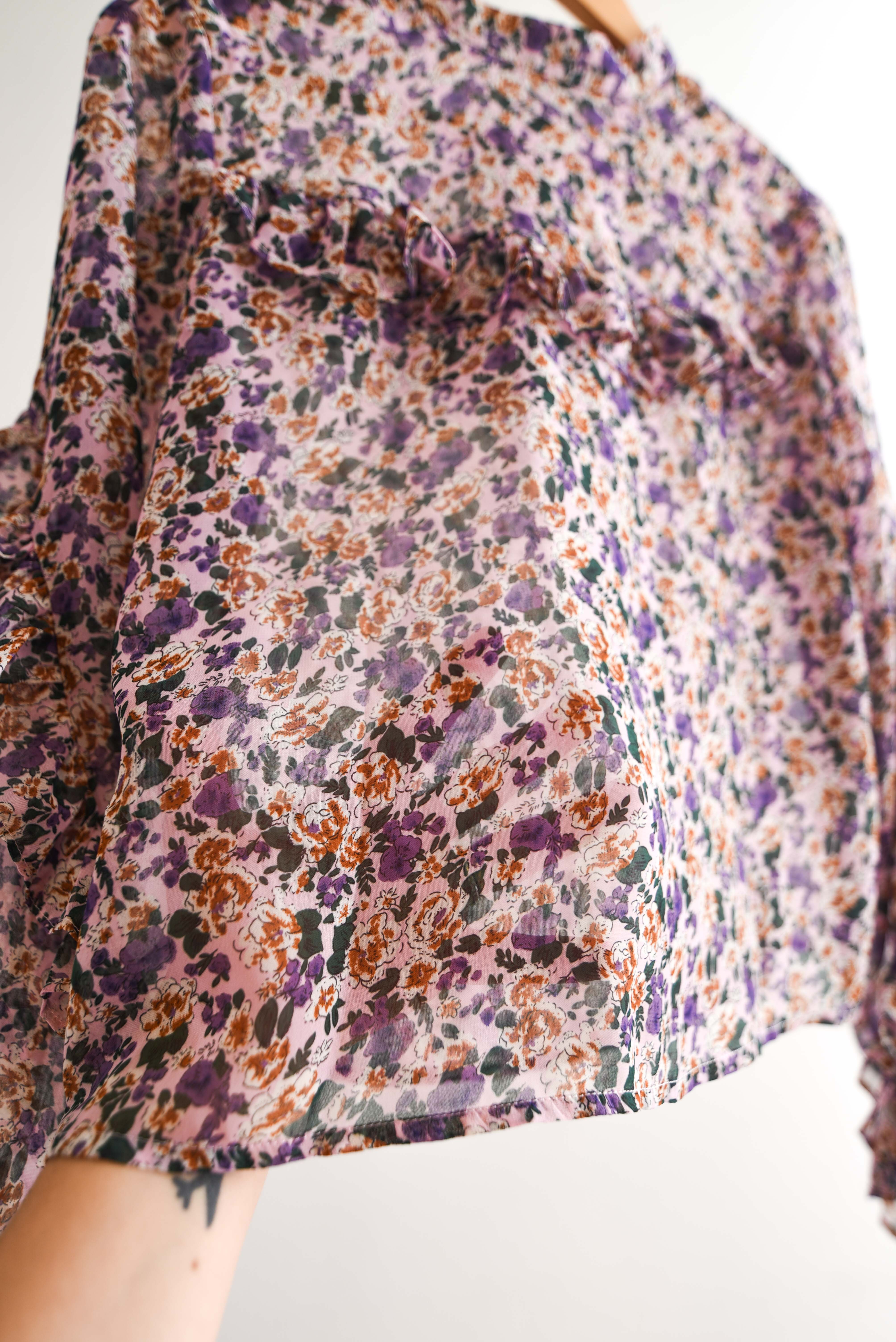 Blusa lila floral vuelos