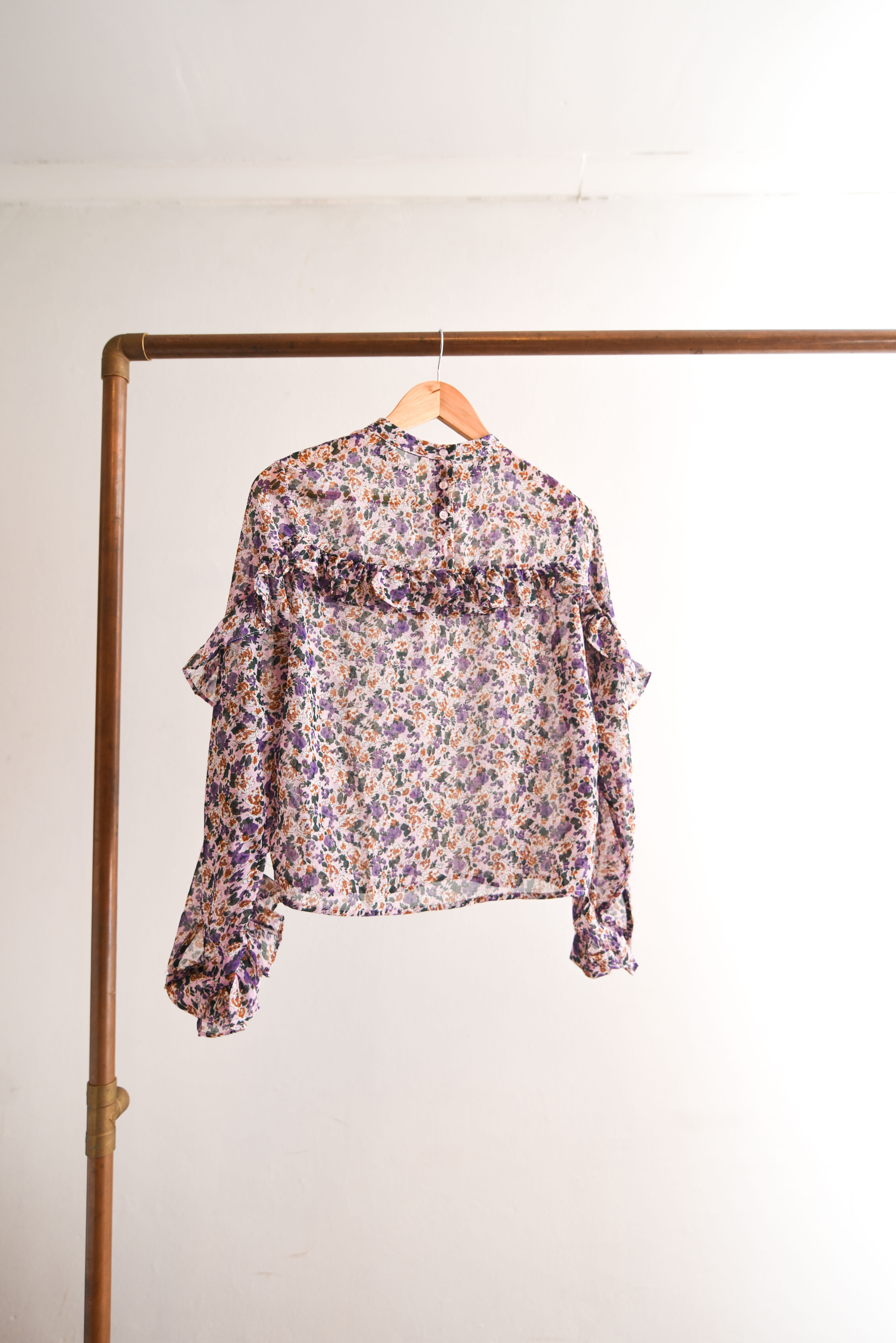 Blusa lila floral vuelos