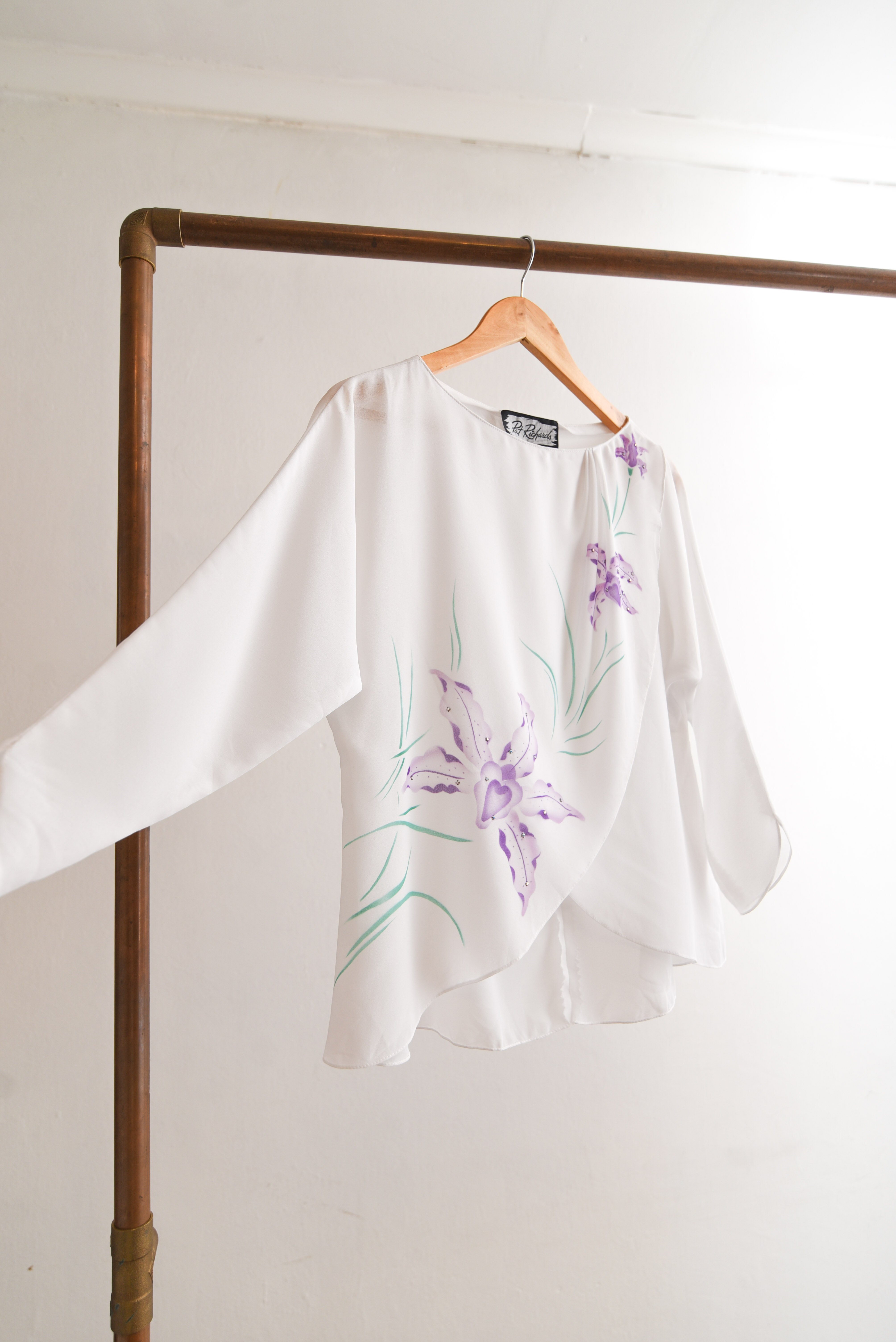 Blusa blanca flores lila