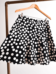 Falda negra lunares