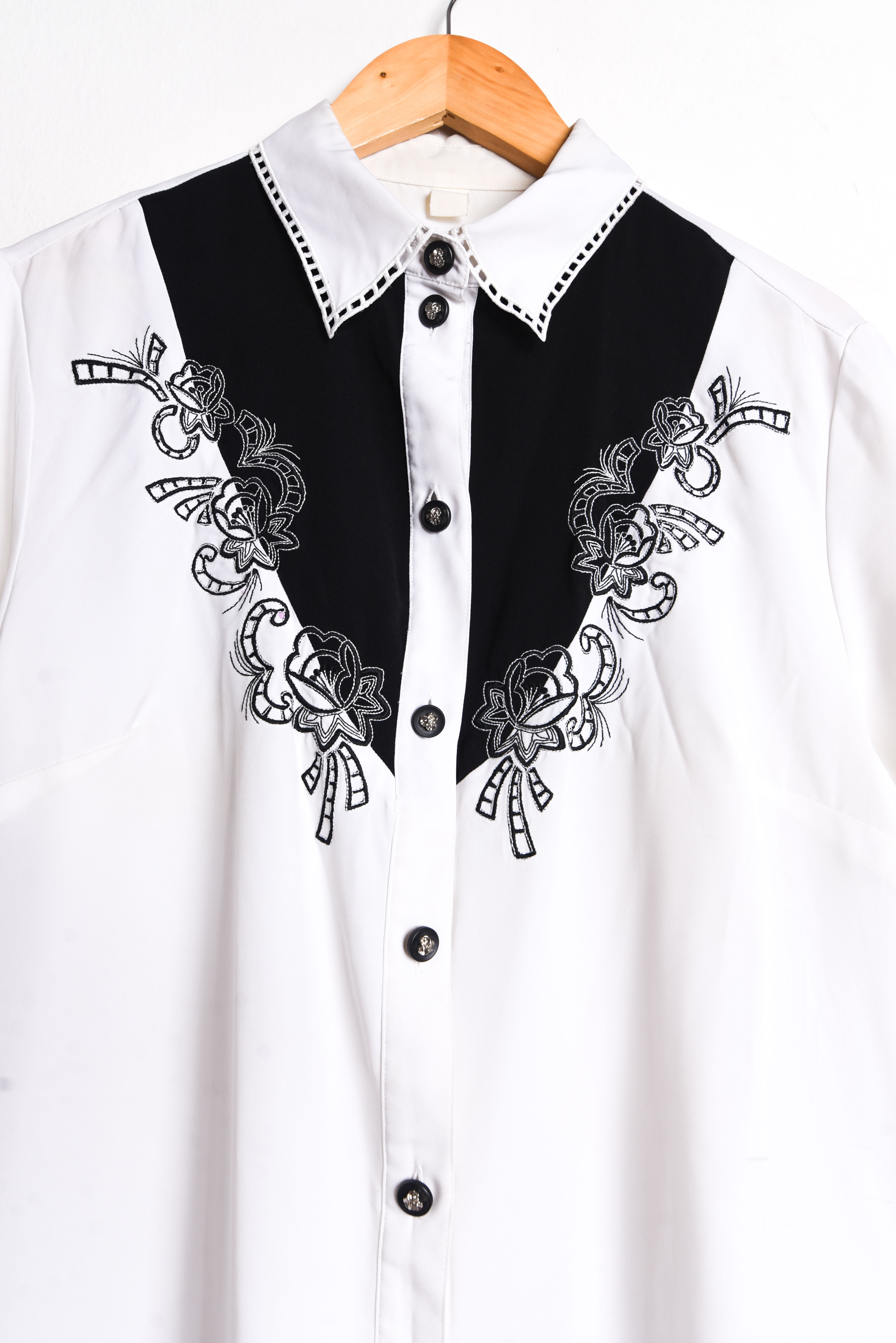 Blusa vintage b&w bordada