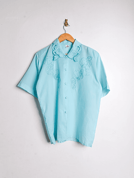 Blusa celeste cuellito bordado