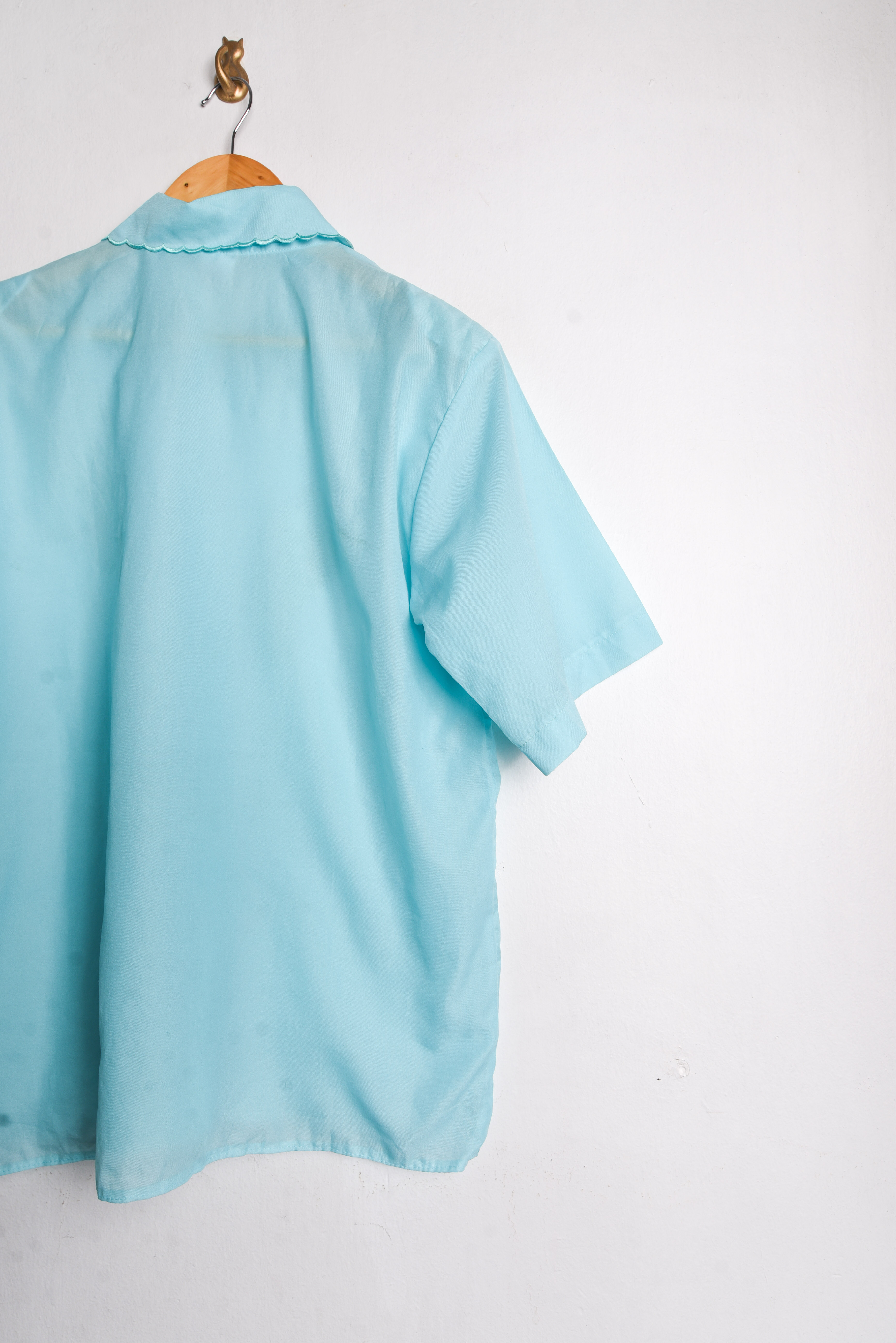 Blusa celeste cuellito bordado