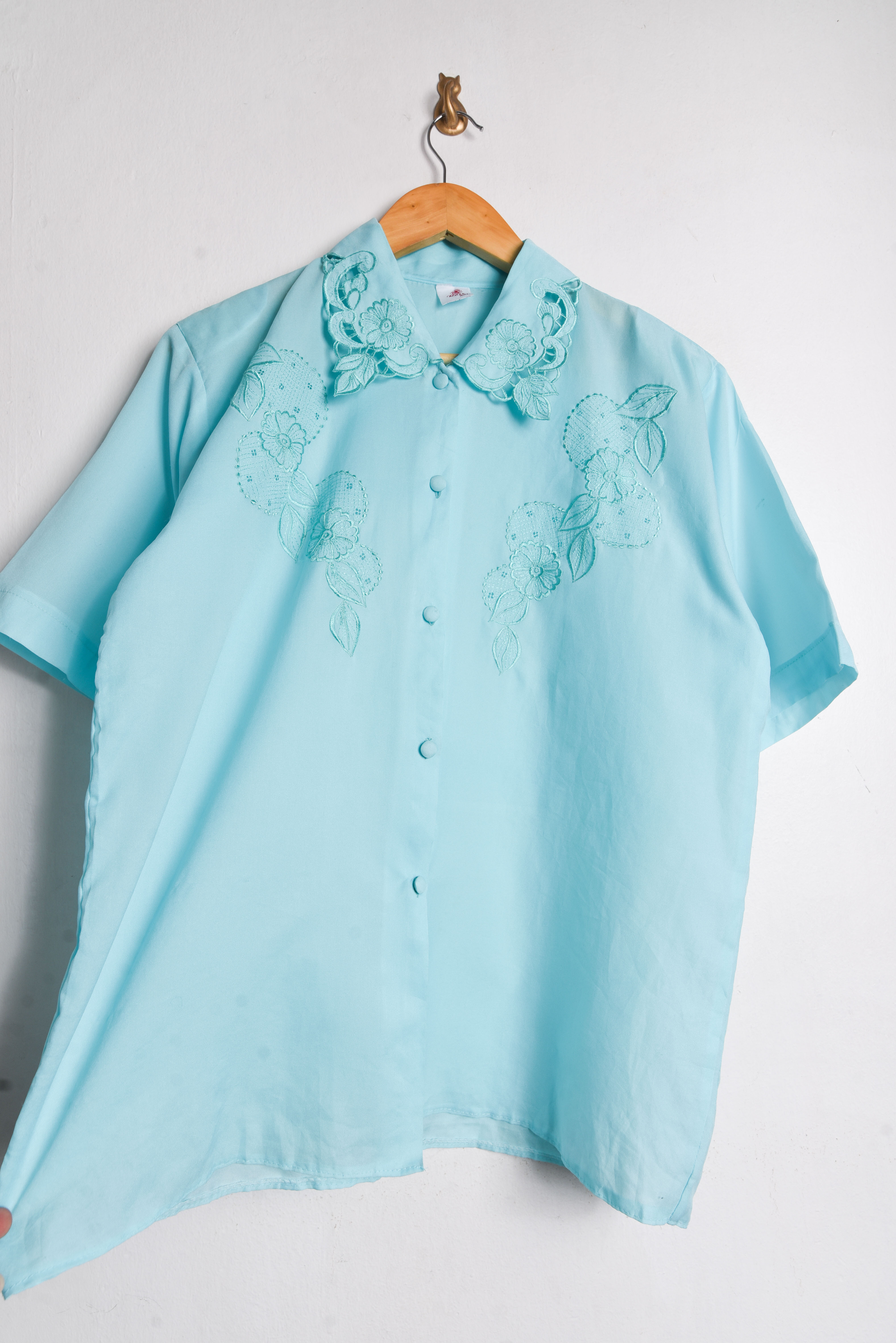 Blusa celeste cuellito bordado