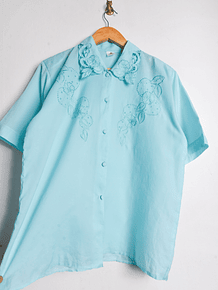 Blusa celeste cuellito bordado