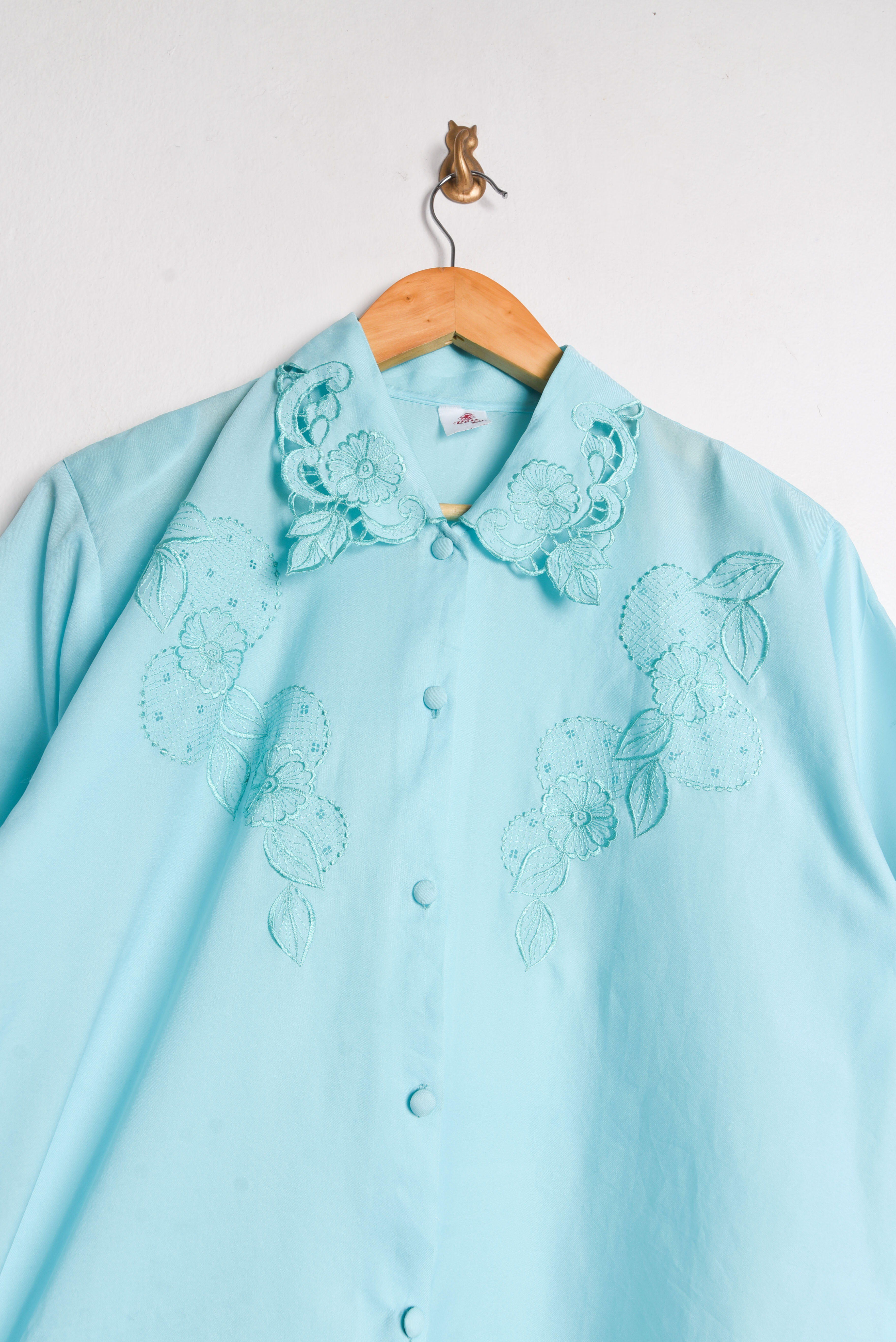 Blusa celeste cuellito bordado