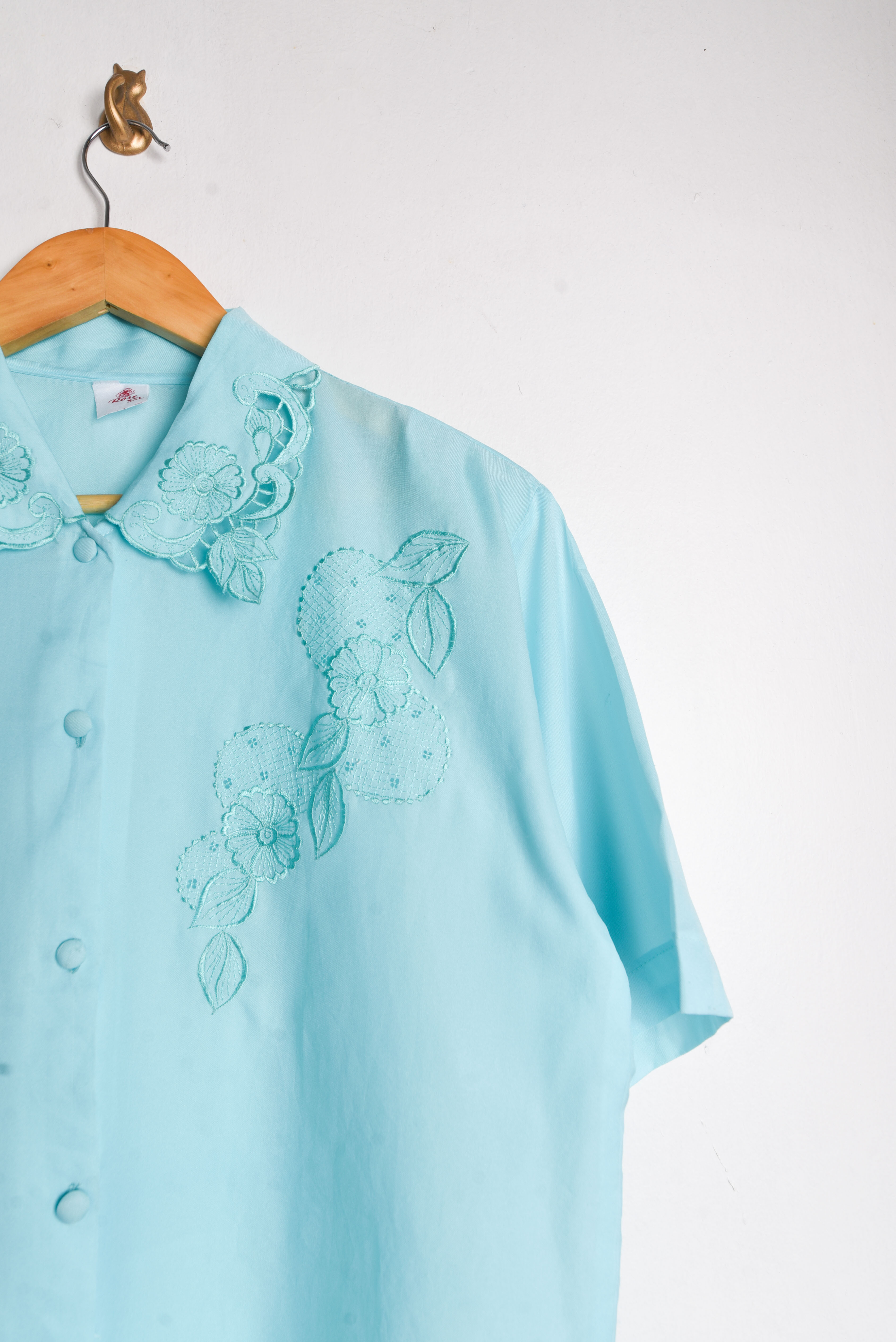 Blusa celeste cuellito bordado