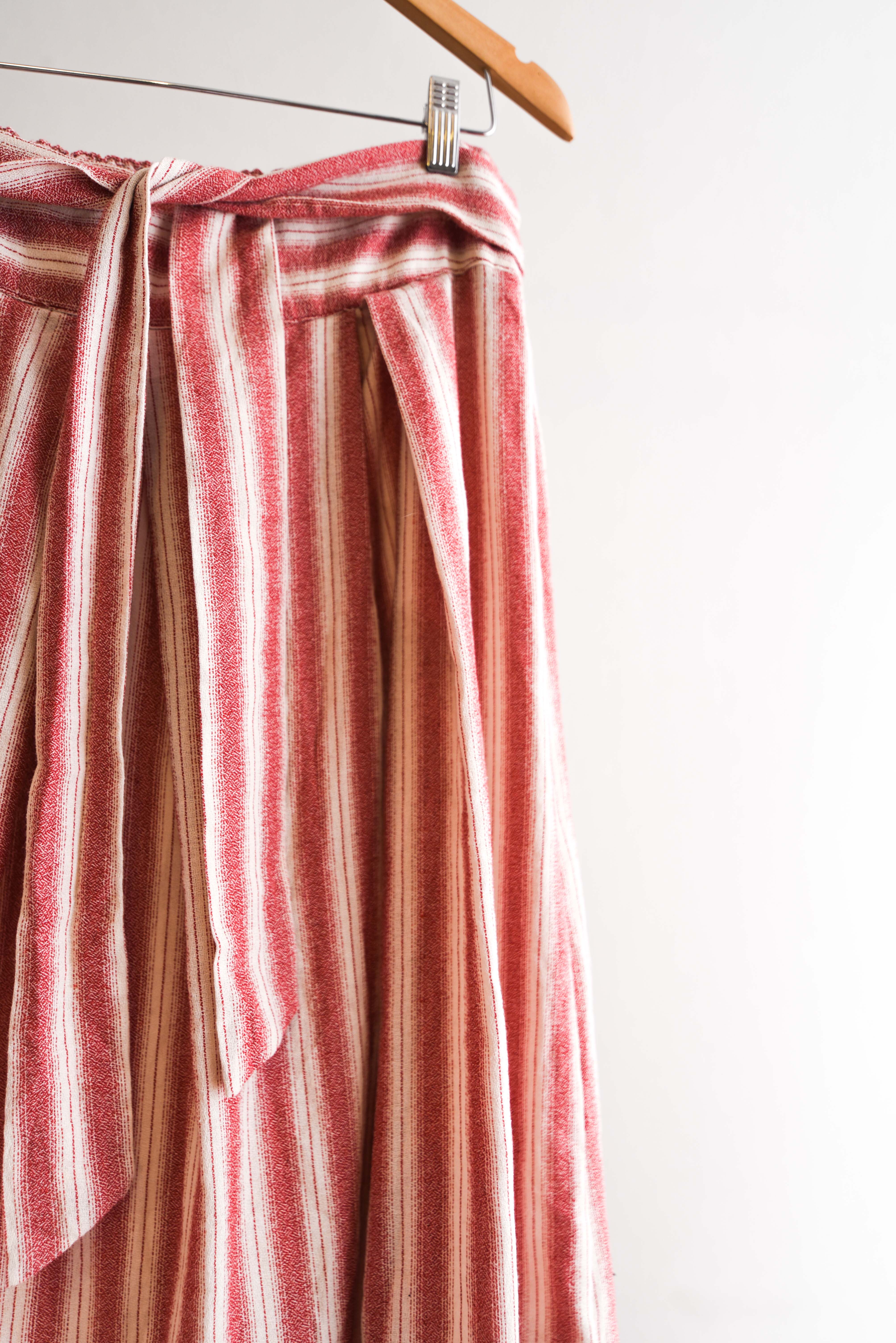 Falda roja rayada asimétrica