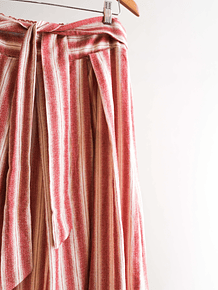 Falda roja rayada asimétrica
