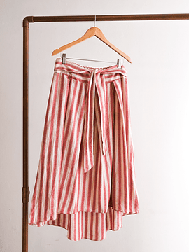 Falda roja rayada asimétrica