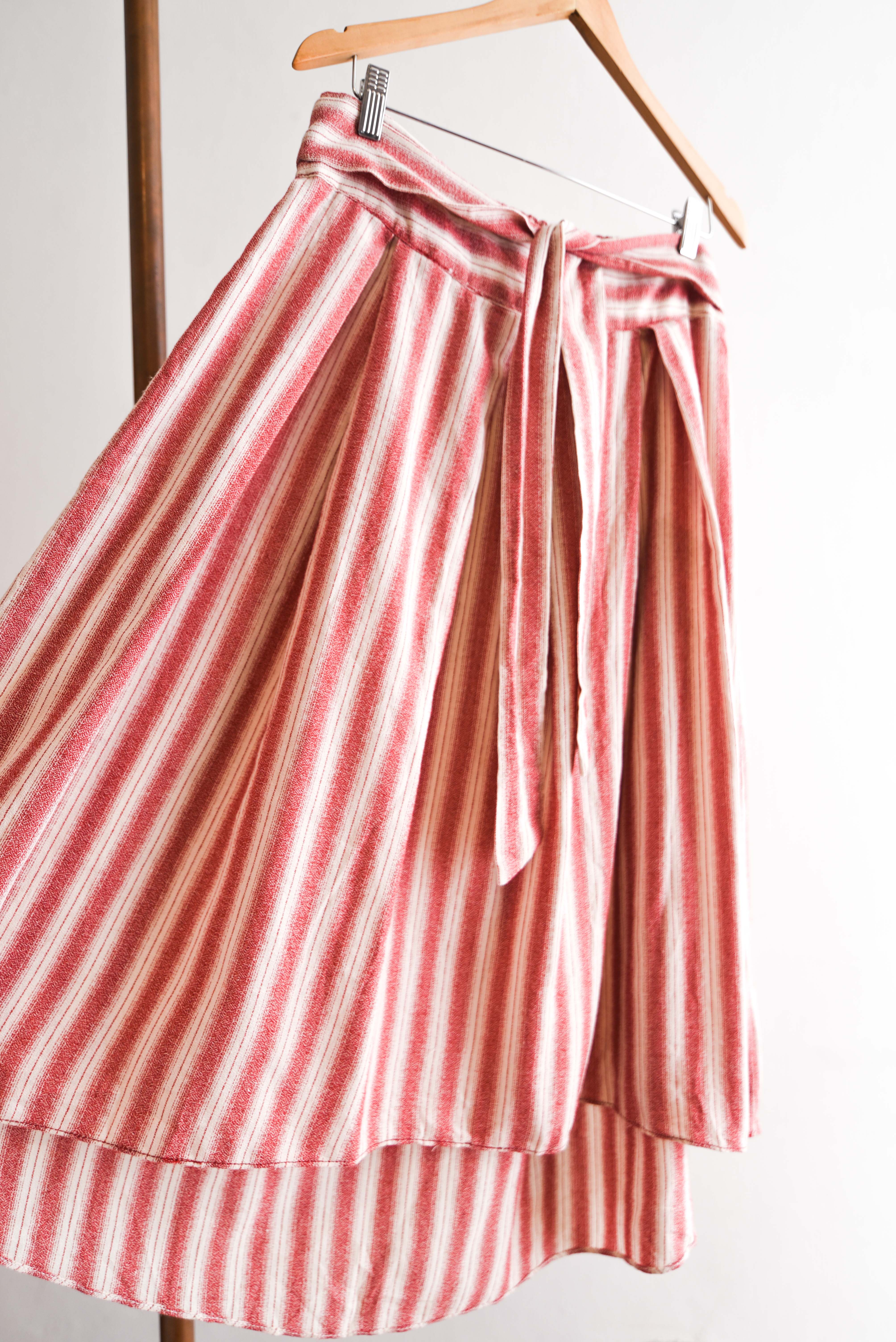Falda roja rayada asimétrica