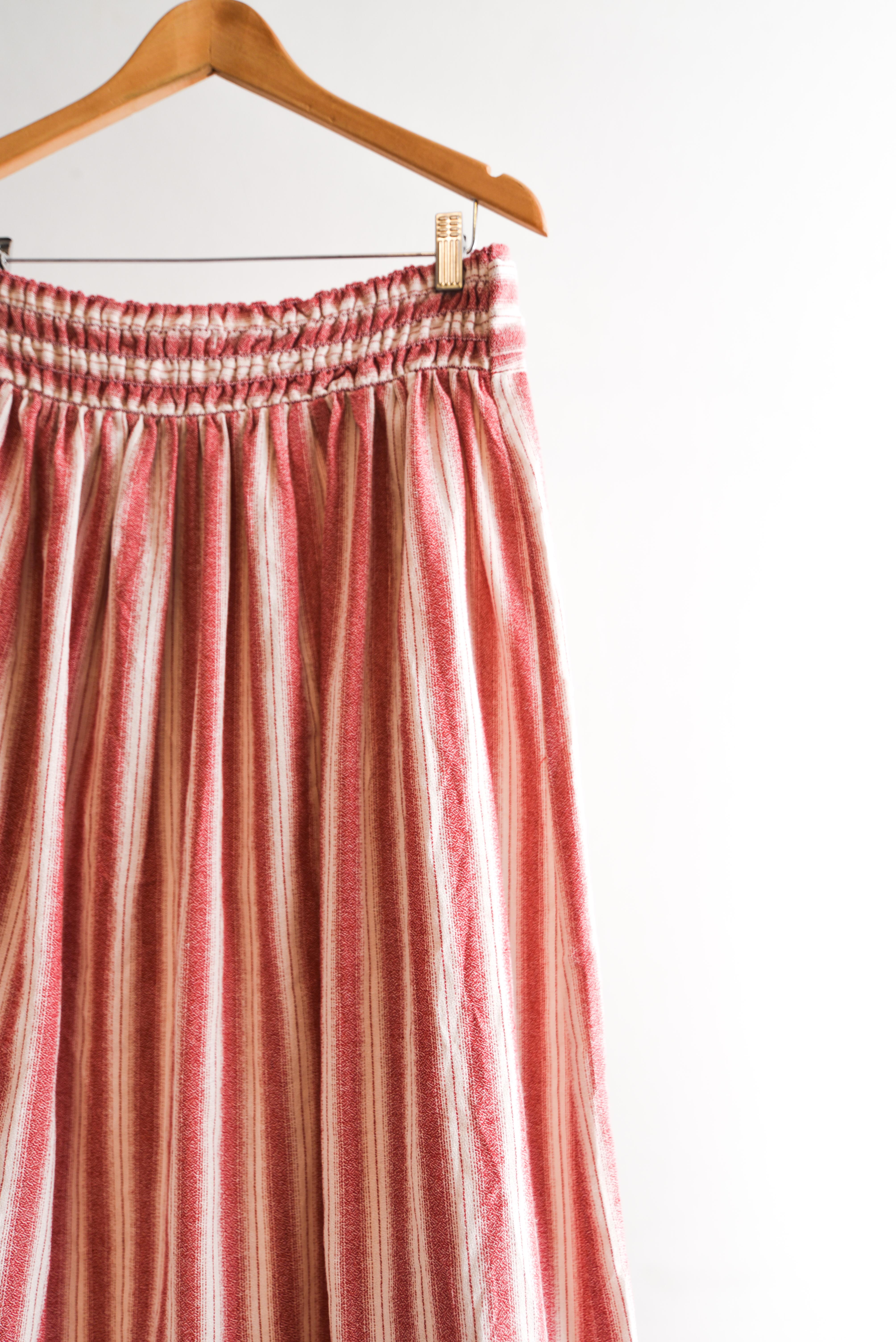 Falda roja rayada asimétrica