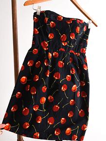 Vestido strapless cherry print